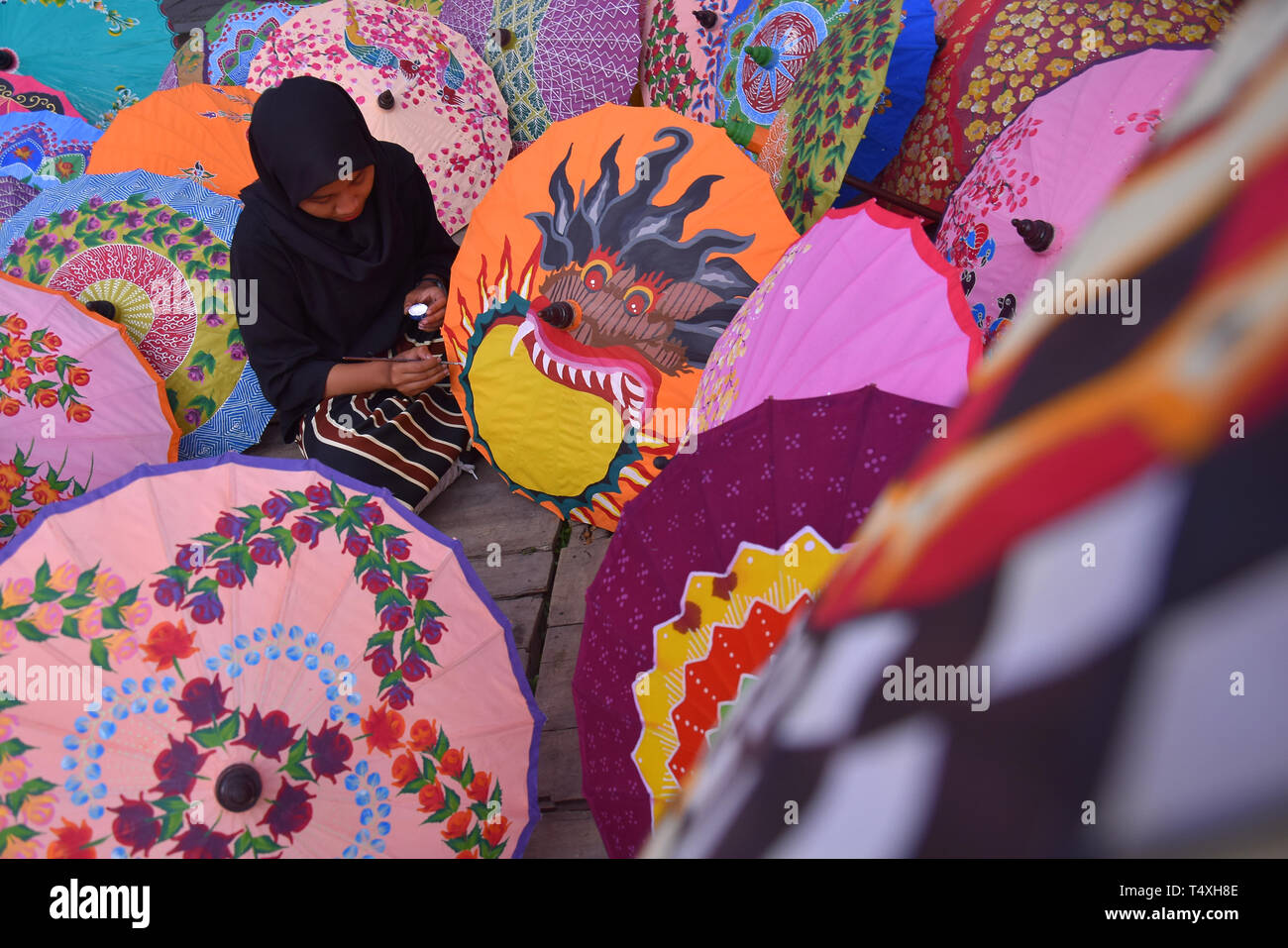 Traditionelle Dach Handwerker in Central Java, Indonesien, das Dach von Hand bemalte Papier mit kreativen und erfahrenen Hände der Handwerk gemacht wird Stockfoto