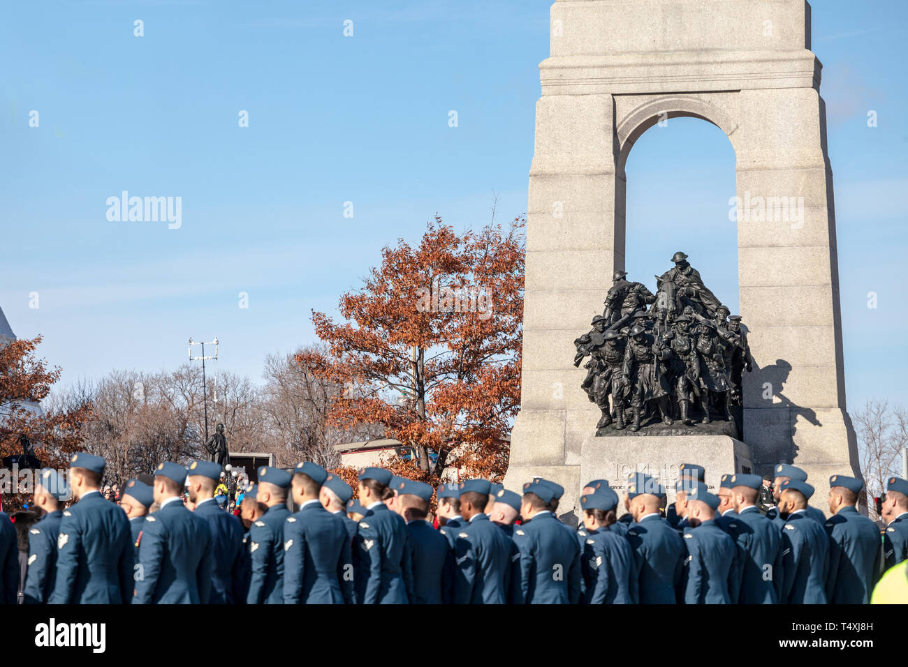 OTTAWA, Kanada - 11. NOVEMBER 2018: die kanadische Armee, Luftwaffe Truppen, auf National War Memorial von Ottawa, Ontario paradieren, am Tag der Erinnerung zu comme Stockfoto