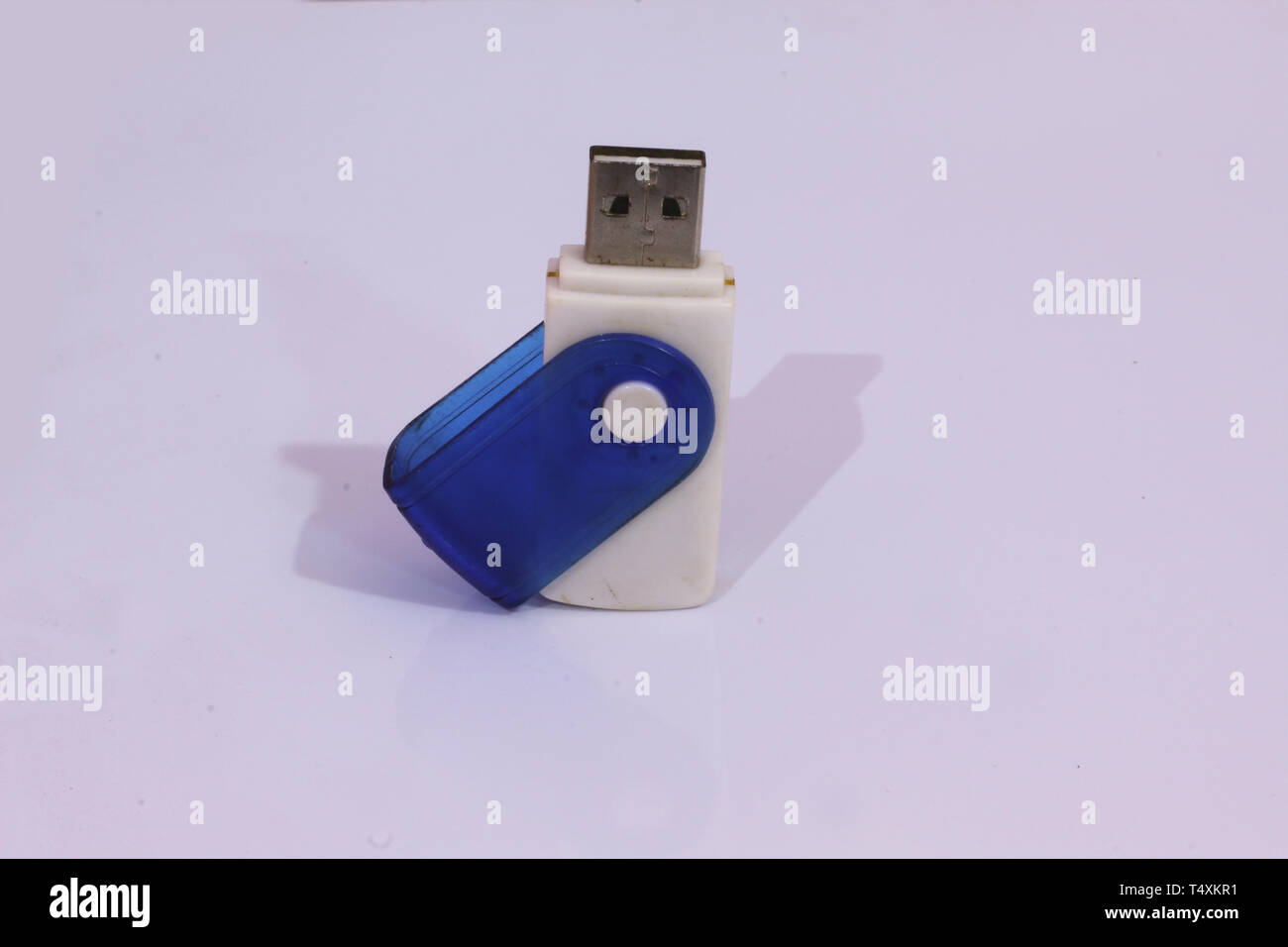 Memory Card Reader mit weißem Hintergrund Stockfoto