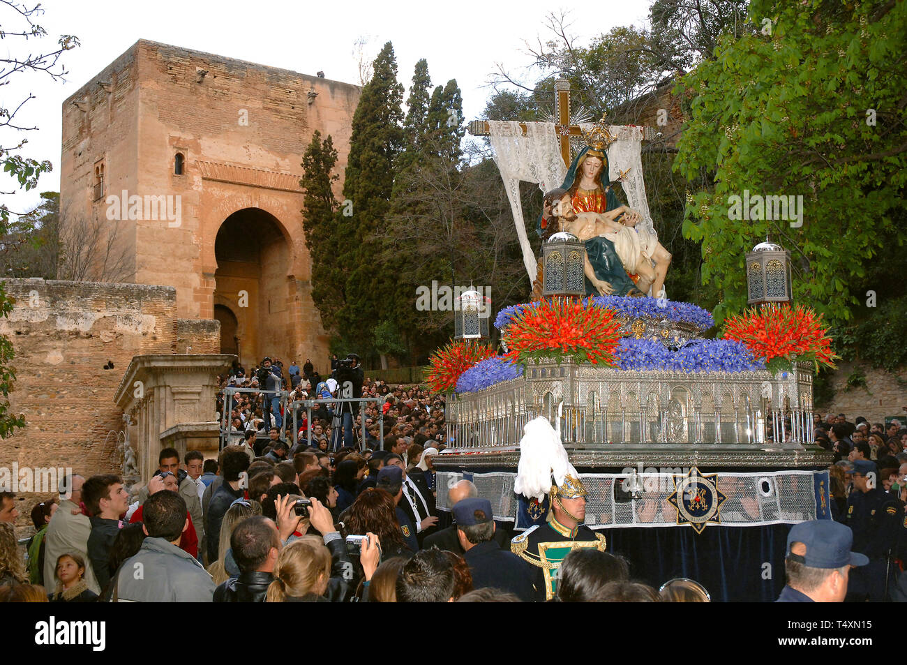 Heilige Woche. Bruderschaft des La Alhambra ("Paso" und Tür des Gerichtshofs). Granada. Region Andalusien. Spanien. Europa Stockfoto