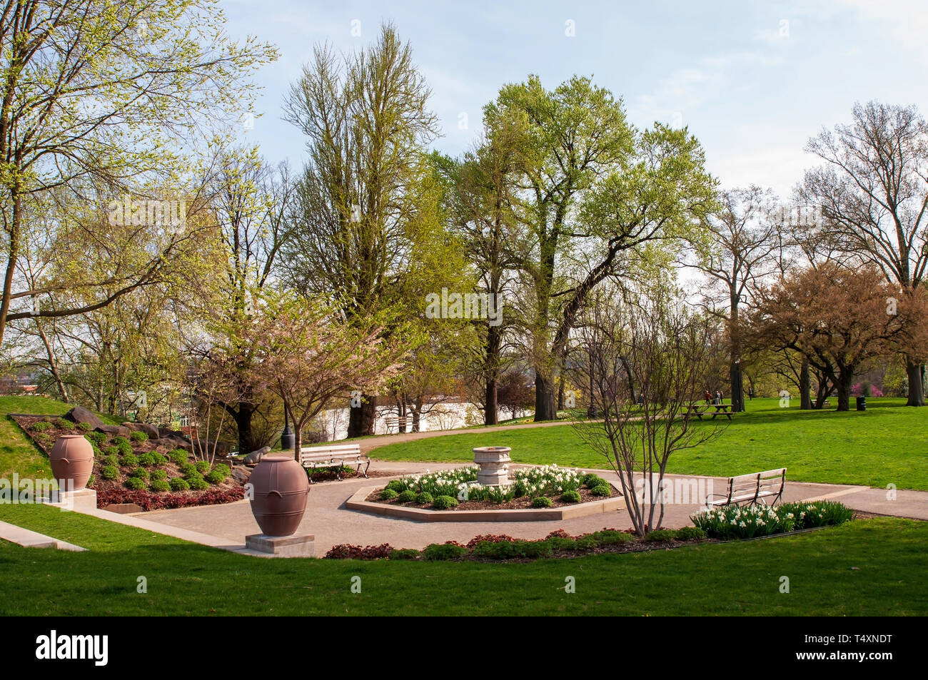 Eine Sitzecke mit Bänken, der im Garten Mellon Park an einem Frühlingstag in Pittsburgh, Pennsylvania, USA Stockfoto