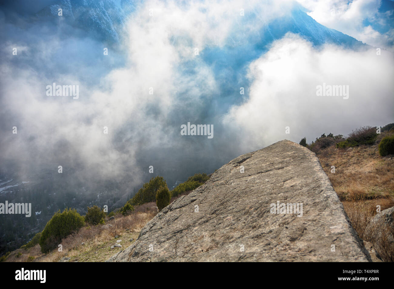 Extreme felsigen Stein in einem Bergtal zu dem Weg in Wetter mit Nebel Ala-Archa-Nationalpark in Kirgisistan. Stockfoto