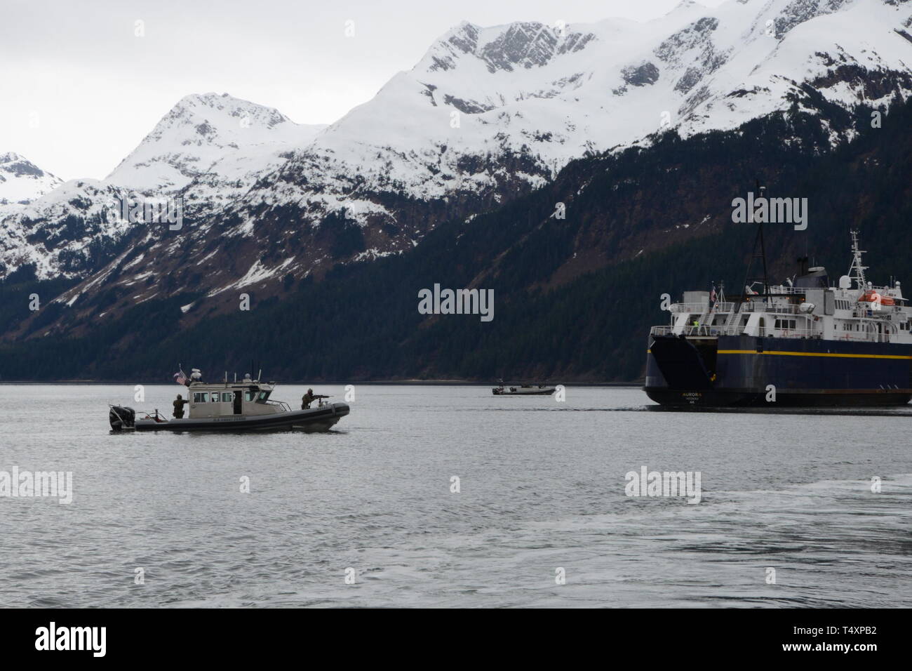 Maritime Security Response Team West Mitglieder beteiligen sich an eine großangelegte Übung, genannt Operation pelagische Streik, als Teil einer terroristischen multiagency Simulierte Situation an Bord der Fähre Aurora in Cordova, Alaska, April 10, 2019 Zug. MSRT West Personal mit Alaska's FBI Joint Task Force "Terrorismusbekämpfung" geschult, um zu gewährleisten, dass wenn eine Bedrohung in Alaska wurden festgestellt, dass die Systeme, die in der Öffentlichkeit sicher zu halten. U.S. Coast Guard Foto von Chief Petty Officer Matthew Schofield. Stockfoto