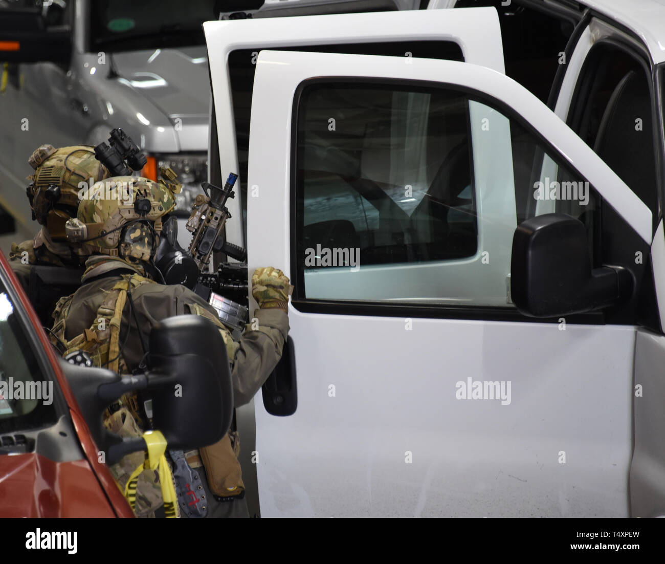 Mitglieder der Küstenwache Maritime Security Response Team West ein Fahrzeug sweep Verhalten an Bord der Aurora als Teil eines simulierten terroristische Bedrohung Übung durchgeführt, während auf der Durchreise von Cordova nach Whittier, Alaska, 10. April 2019. Übungen dieser Kaliber erfordern die Koordination und Kommunikation zwischen den verschiedenen lokalen, Landes- und Bundesbehörden zur Mission Erfolg zu erzielen. U.S. Coast Guard Foto von Petty Officer 3. Klasse Lauren Dean. Stockfoto