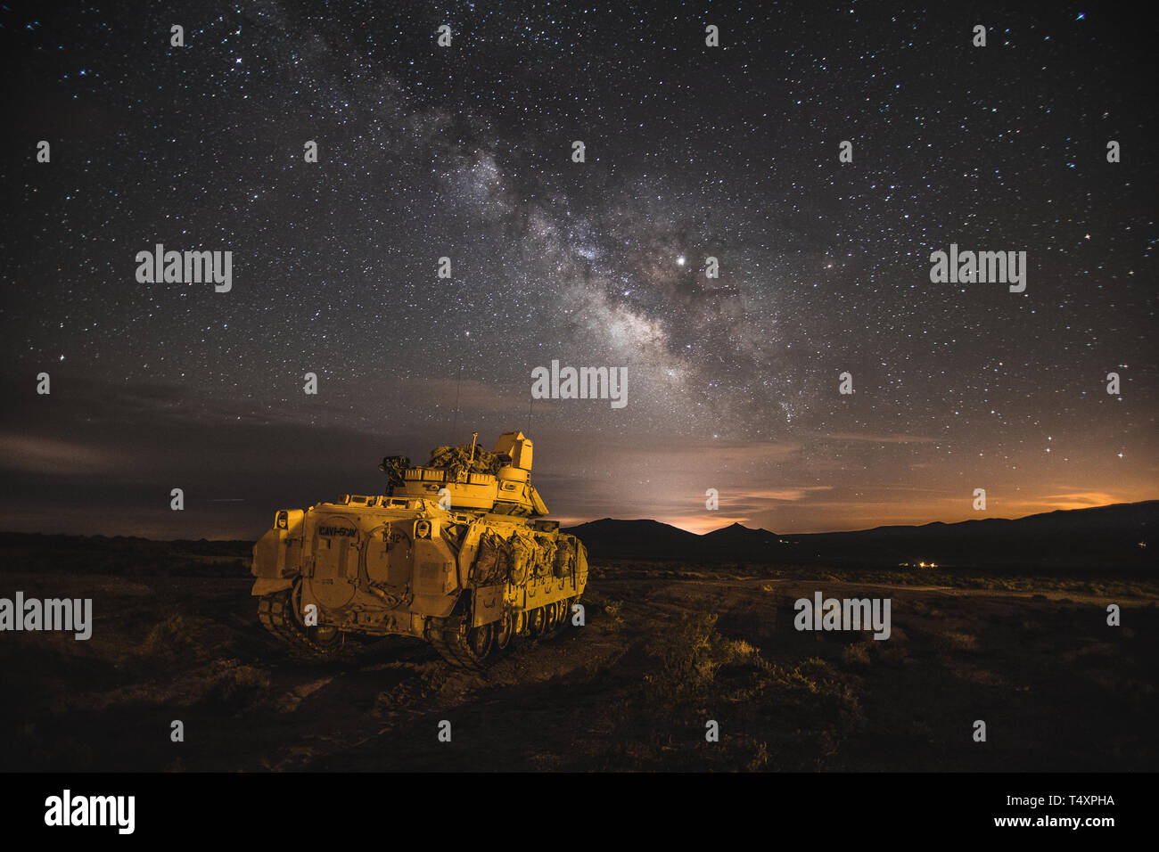 Eine M2 Bradley Fighting Fahrzeug bietet Sicherheit für die 2. gepanzerte Brigade Combat Team, Tactical Operations Center 1st Cavalry Division (TOC) während der Feuerwehr 19-06 entscheidende Maßnahmen Rotation an der National Training Center, Fort Irwin, CA. Stockfoto