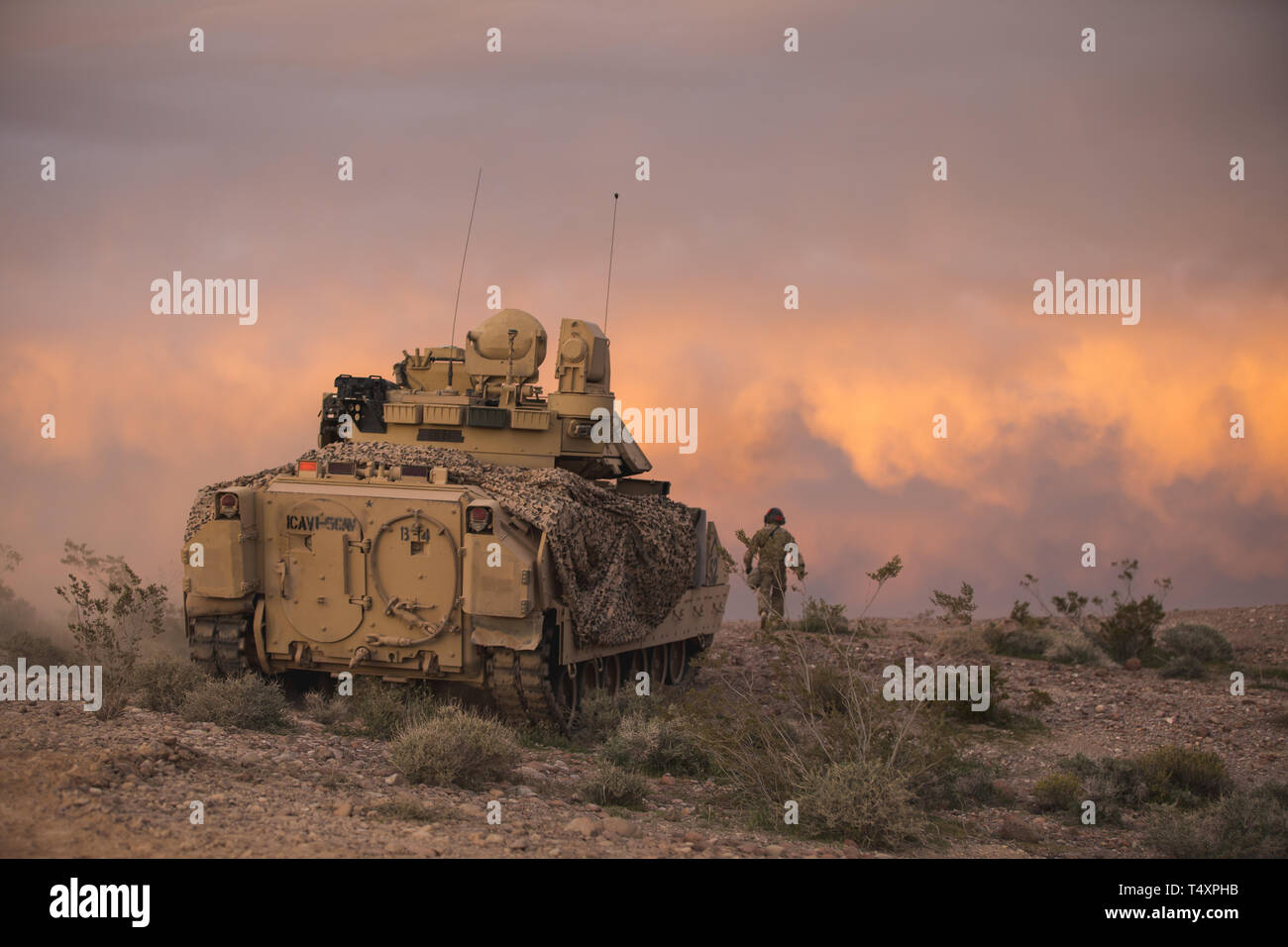 Eine M2 Bradley Fighting Fahrzeug bietet Sicherheit für die 2. gepanzerte Brigade Combat Team, Tactical Operations Center 1st Cavalry Division (TOC) während der Feuerwehr 19-06 entscheidende Maßnahmen Rotation an der National Training Center, Fort Irwin, CA. Stockfoto