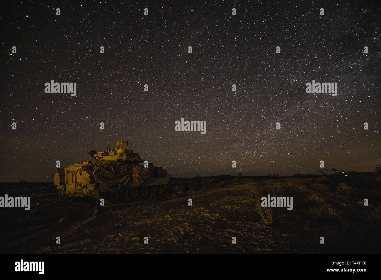 Eine M2 Bradley Fighting Fahrzeug bietet Sicherheit für die 2. gepanzerte Brigade Combat Team, Tactical Operations Center 1st Cavalry Division (TOC) während der Feuerwehr 19-06 entscheidende Maßnahmen Rotation an der National Training Center, Fort Irwin, CA. Stockfoto