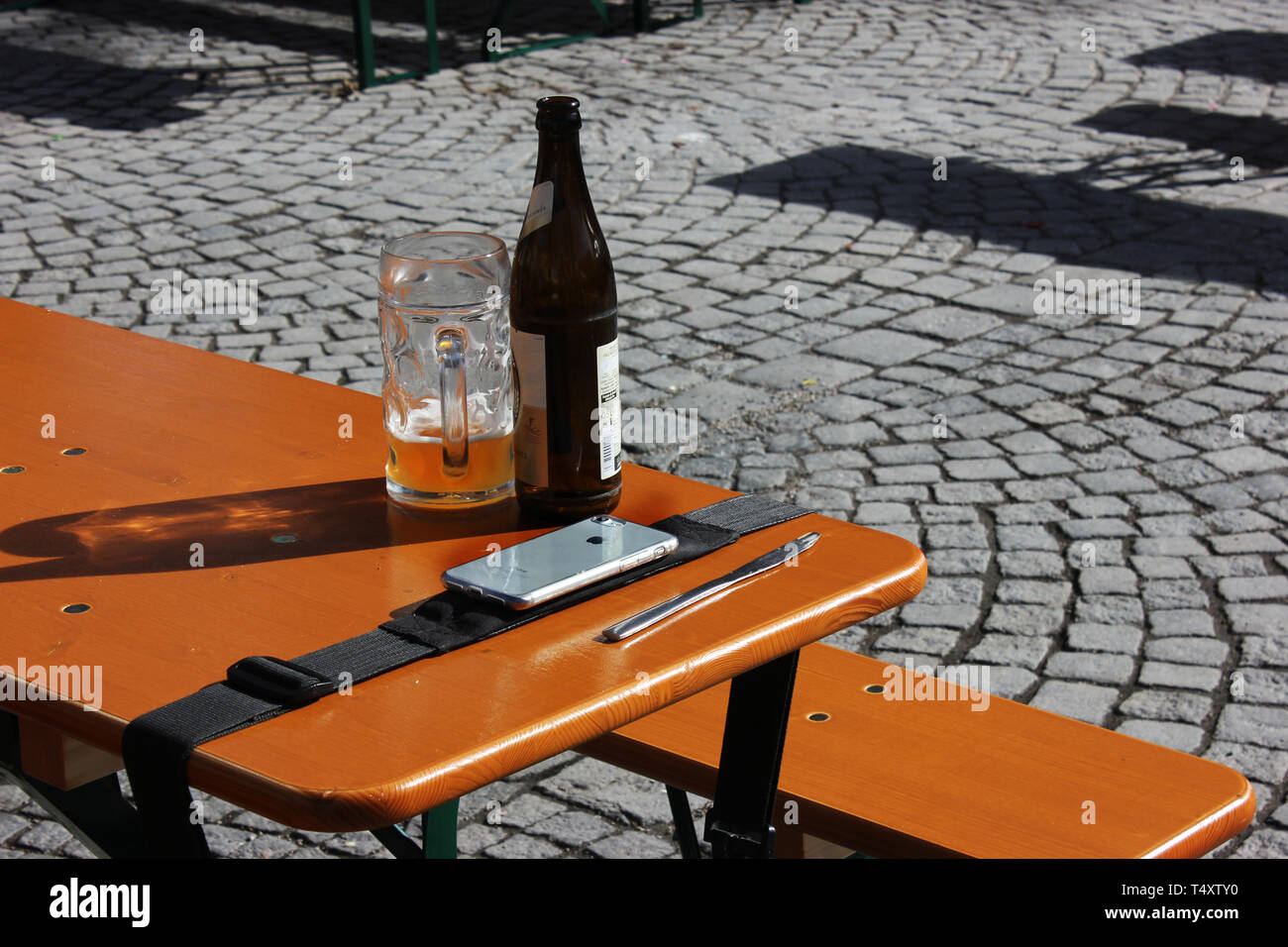 Biergarten Tabelle mit Einstellung der Bierflasche, Bier Glas und handlich. Stockfoto