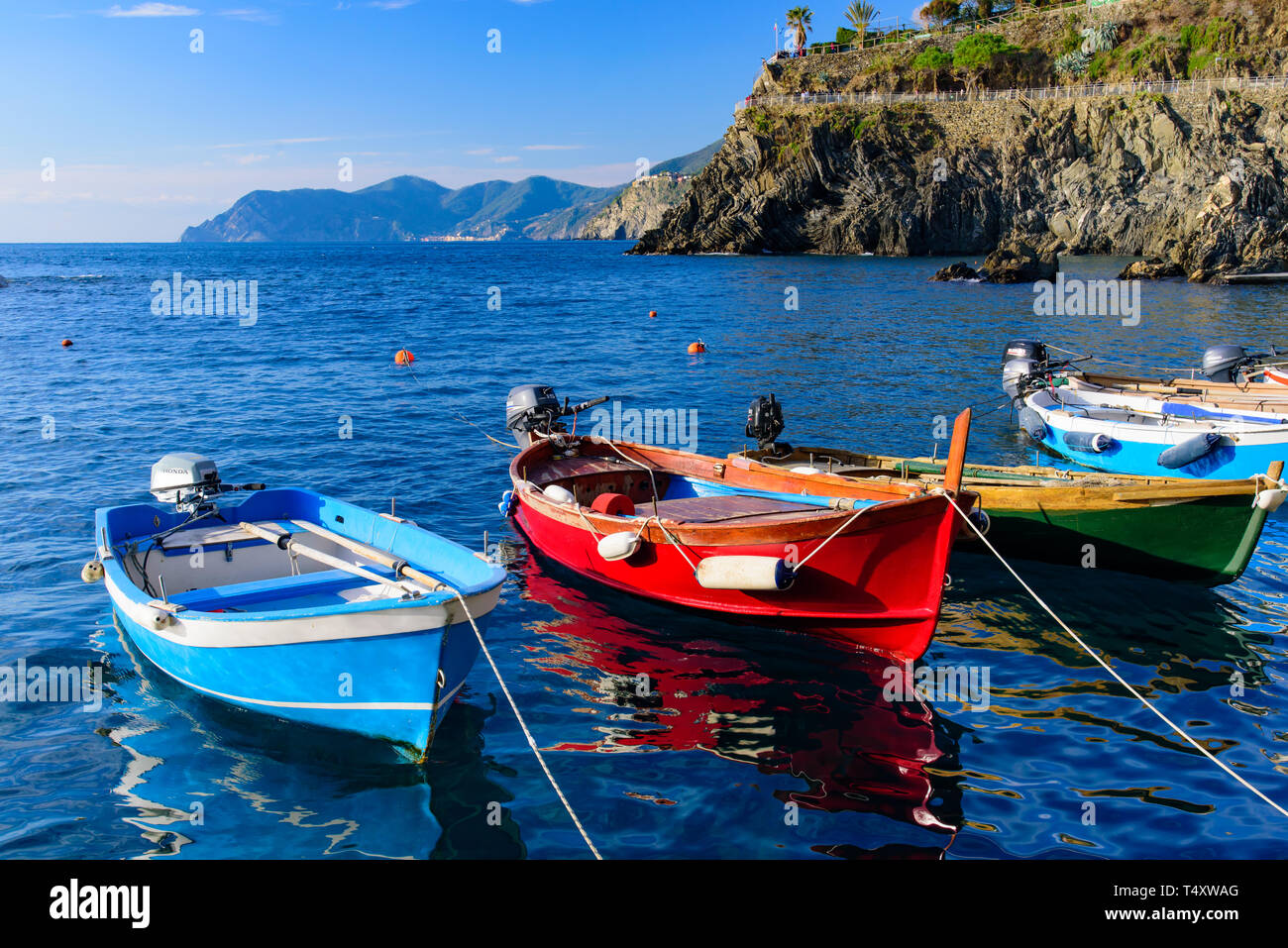 Fischerboote in Manarola, einer der fünf mediterranen Dörfer der Cinque Terre, Italien, bekannt für seine bunten Häuser und den Hafen. Stockfoto