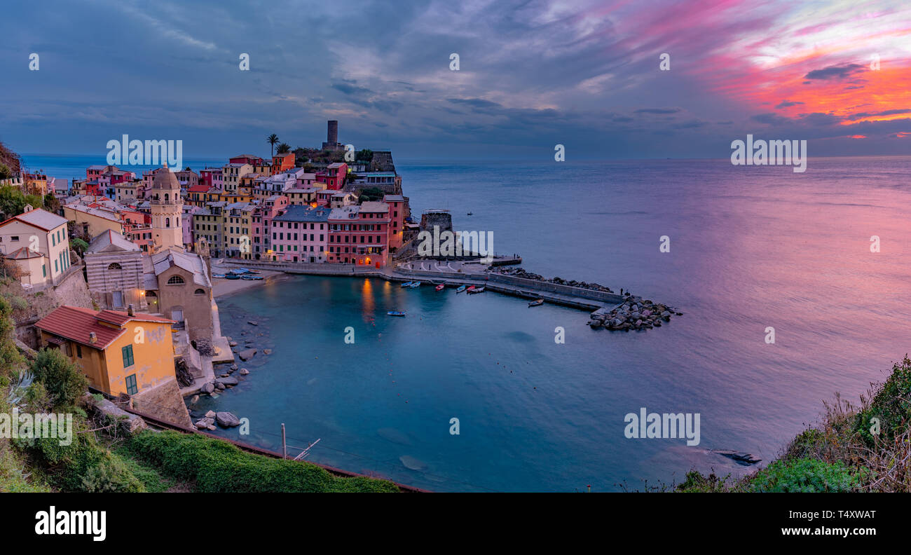 Sonnenuntergang von Vernazza, einer der fünf mediterranen Dörfer der Cinque Terre, Italien, bekannt für seine bunten Häuser und den Hafen. Stockfoto