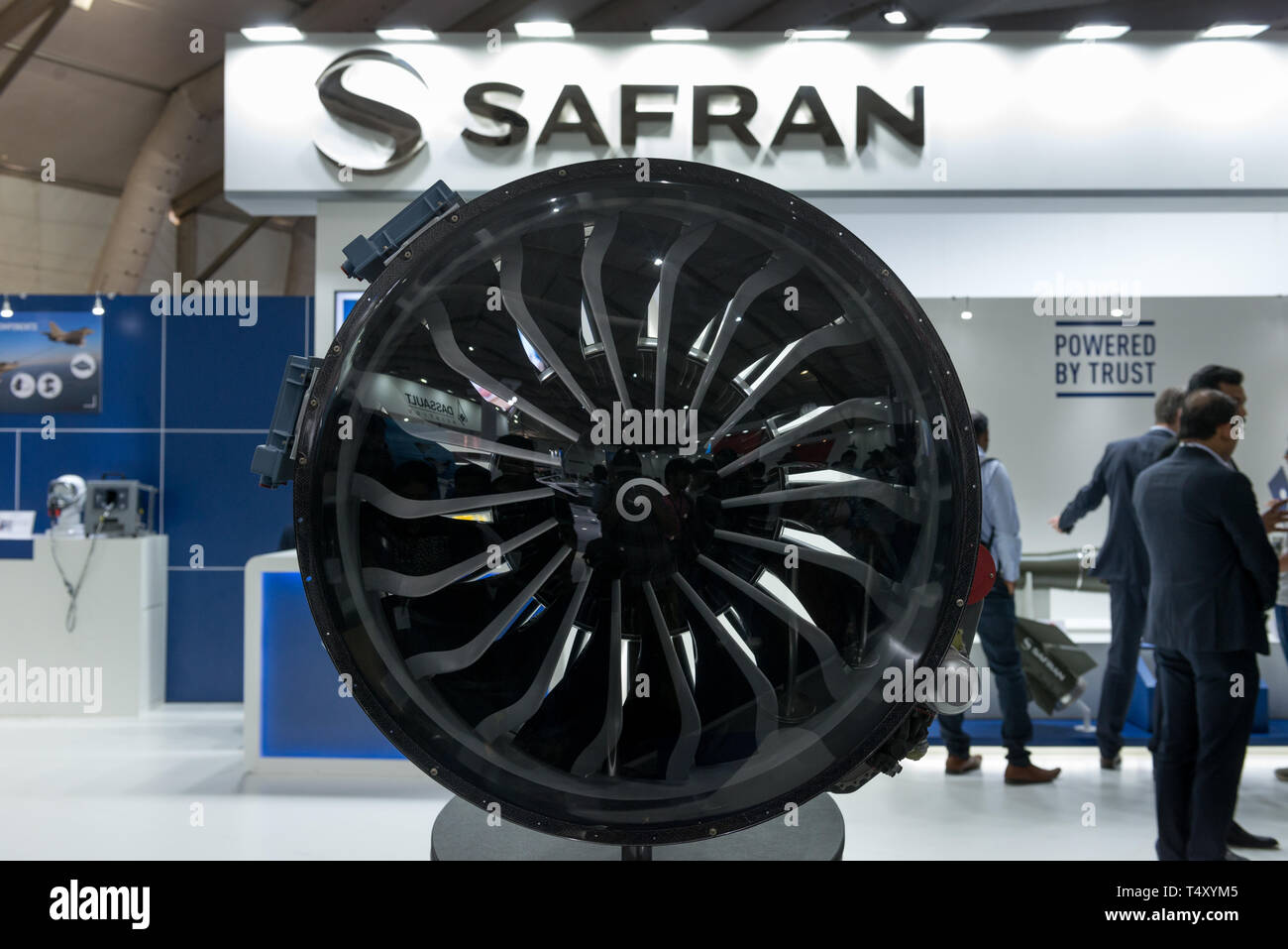 Bangalore, Indien - 22. Februar 2019: Besucher auf der Safran auf der Aero India 2019 Ausstellung in Bangalore, Indien. Aero India ist eine Biennale Luft Stockfoto