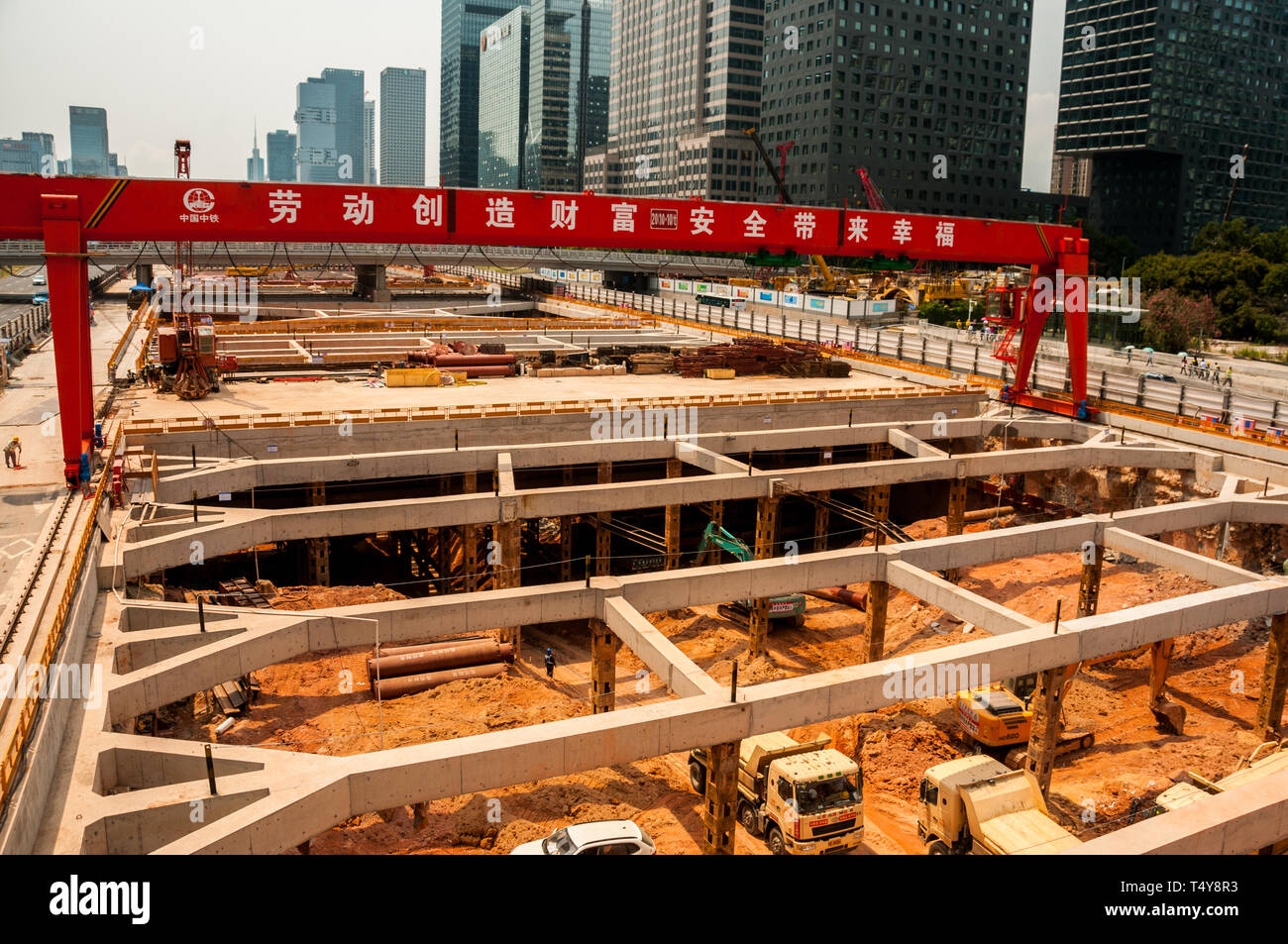 U-Bahn Bau an Gangxia North Station im Zentrum von Shenzhen mit Shennan Avenue ausgegraben. Stockfoto
