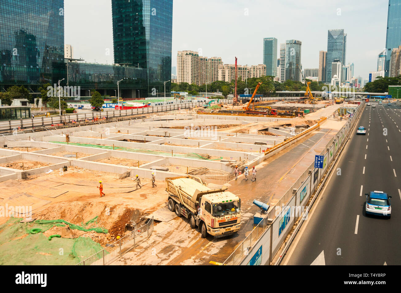 U-Bahn Bau an Gangxia North Station im Zentrum von Shenzhen mit Shennan Avenue ausgegraben. Stockfoto