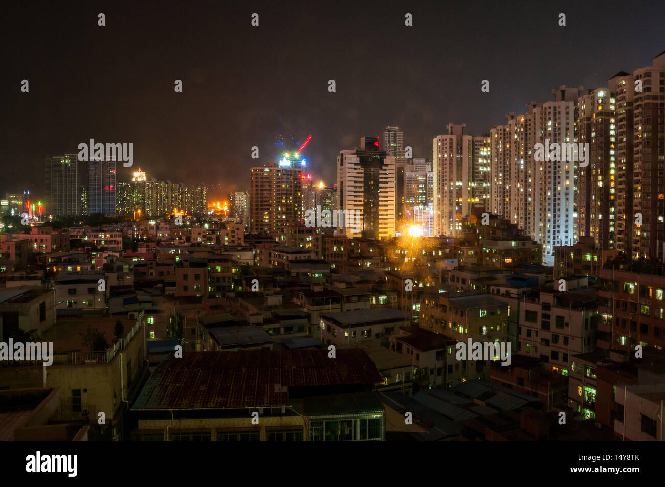 Nachtansicht des Gehäuses in Futian District, Shenzhen in Richtung der Grenze zu Hongkong. Stockfoto