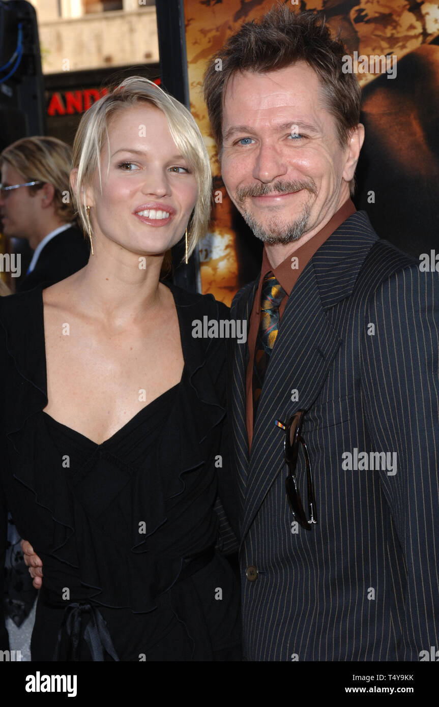 LOS ANGELES, Ca. Juni 06, 2005: Schauspieler GARY OLDMAN & Freundin ELSA am Los Angeles Premiere ihres neuen Films "Batman Begins". © 2005 Paul Smith/Featureflash Stockfoto