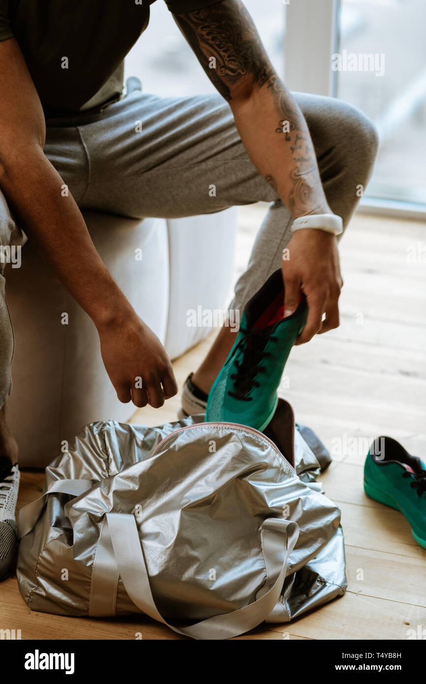 In der Nähe von Sportsman, helle blaue Turnschuhe in die Tasche Stockfoto