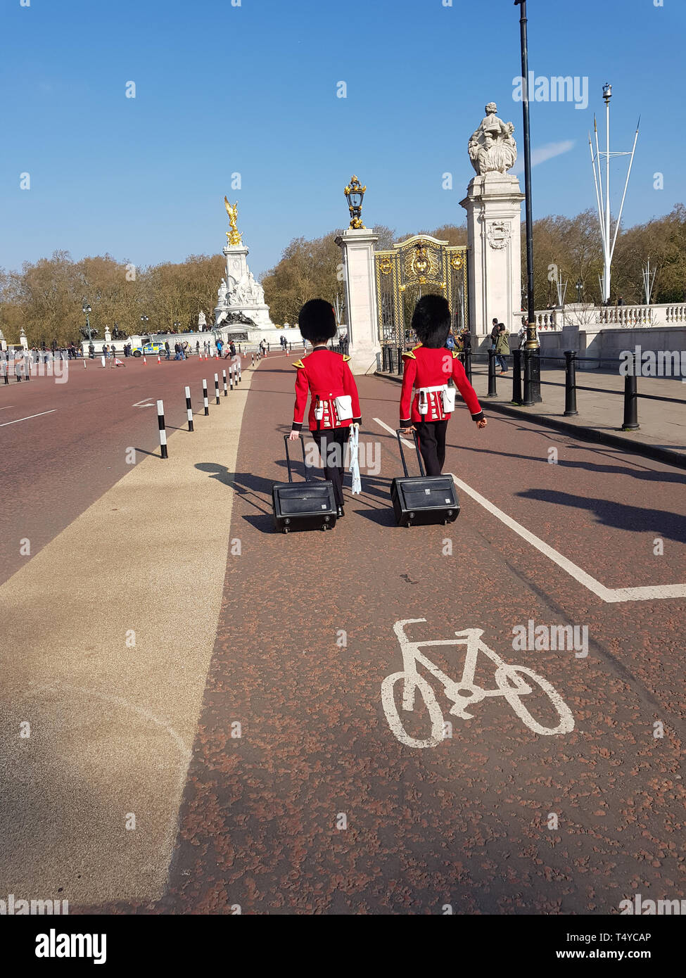 London, Großbritannien, 14. April, 2019. Zwei Männer der Queen's Guard kommenden Palast mit Ihrem Gepäck zum Buckingham Stockfoto