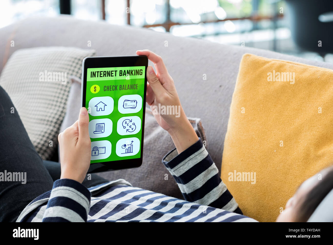 Internet banking concpet. Frau liegend auf dem Sofa mit Tablet mobile App für Pay Bill online zu Hause. digitaler Technologie Lifestyle. Stockfoto