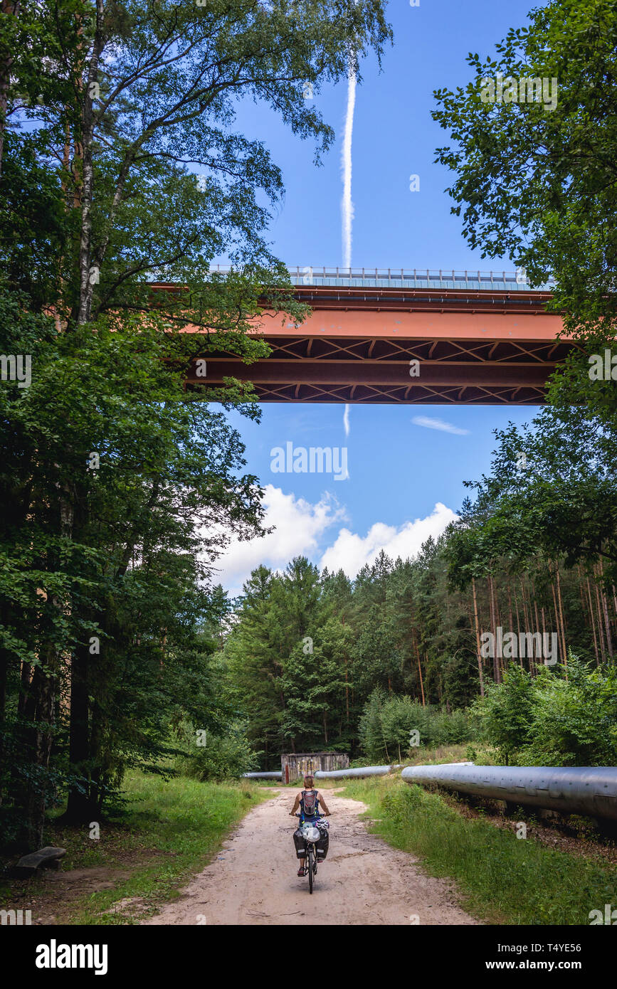 Viadukt von Trasa Kwiatkowskiego Autobahn verbindet den Hafen von Gdynia Stadt Dreistadt Beltway, Polen. Blick von der Dreistadt Landschaftspark Stockfoto