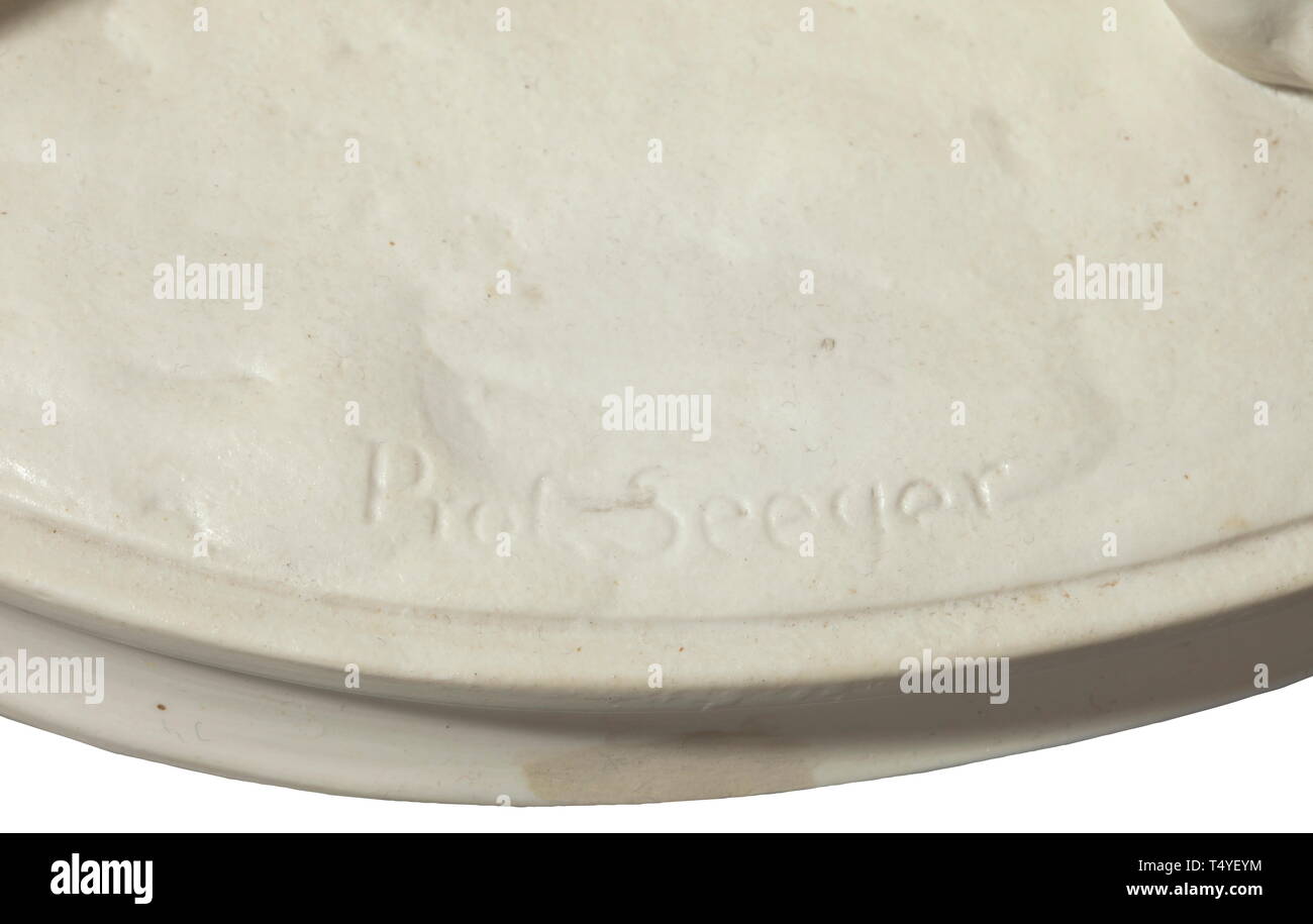 Professor Ernst Seeger (1868-1939) - "ein Gefühl der Stärke". Weiß Biskuit Porzellan Figur an der Figur aus Bronze an der Großen Deutschen Kunstausstellung 1937 ausgestellten modelliert. Auf dem Sockel" Prof. unterzeichnet Seeger", Mark's Green Hersteller auf der Unterseite. Leichte Beschädigung der Oberfläche unter dem Knie und Gesäß, zwei Chips und eine kleine Restauration an der Basis. Höhe ca. 55 cm. Eine extrem seltene Figur aus der Porzellanmanufaktur Rosenthal. historischen, historische, 20. Jahrhundert, 1930S, 1940s, Bildende Künste, Kunst, NS, Nationalsozialismus, Nationalsozialismus, Drittes Reich, Deutsche Reich, Deutschland, Nationale, Editorial-Use - Nur Stockfoto