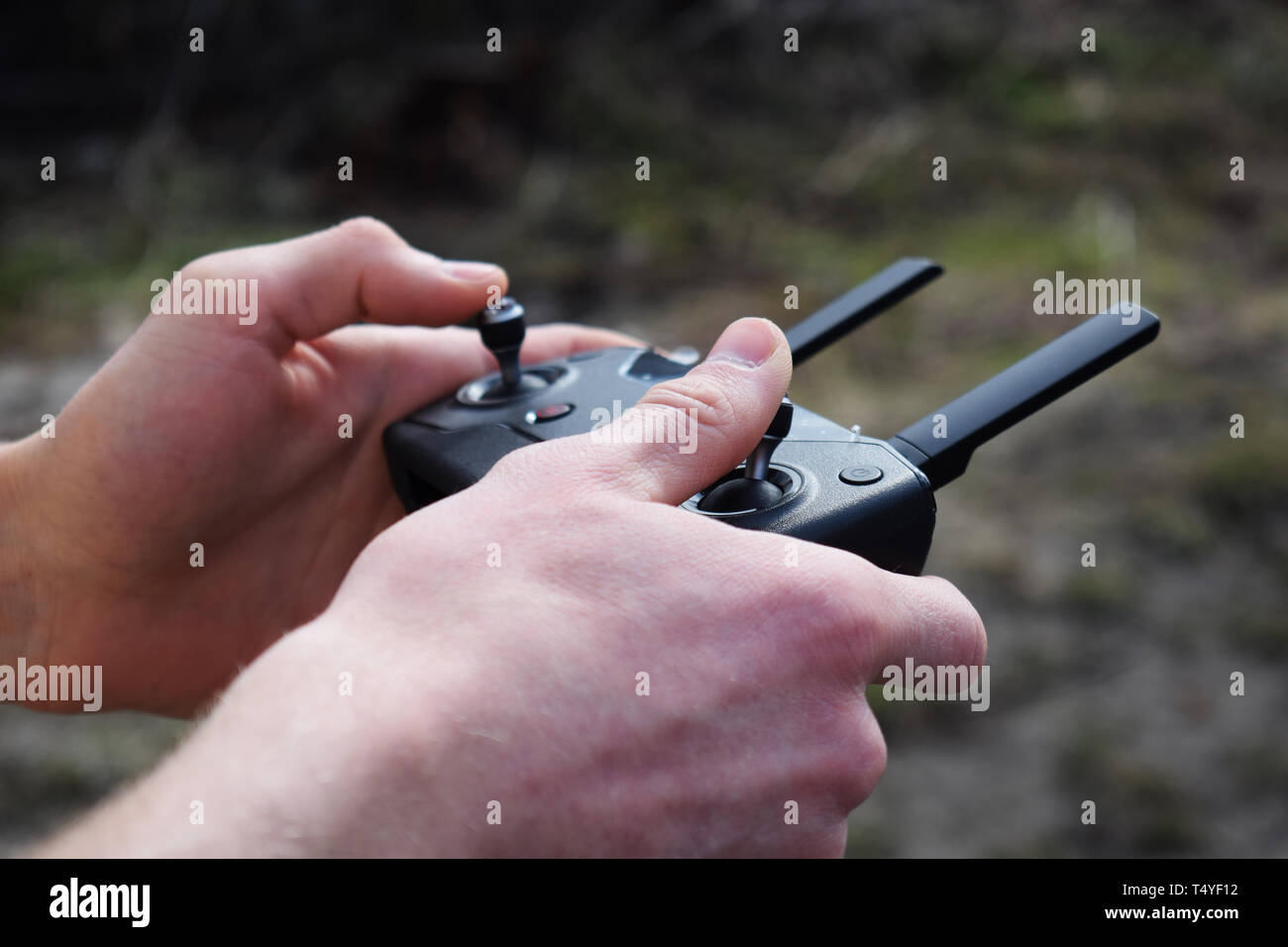 Remote Controller in männlichen Händen close-up. Mann mit Sender und Pilotierung einige Fahrzeug. Drone, rc Auto oder Hubschrauber. Freizeit, Hobby, Ente Stockfoto
