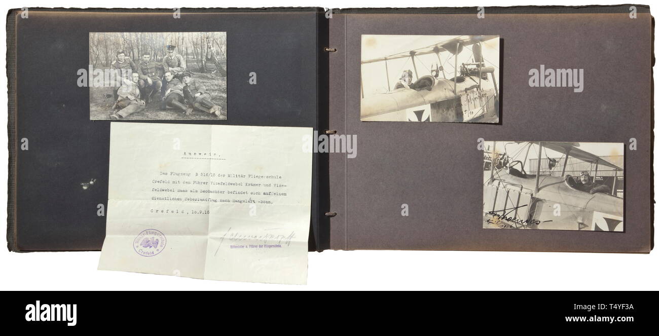 Ein Fotoalbum der militärischen Flug Schule Krefeld. Album mit ca. 96 hochwertige Bilder von fliegende Truppen. Doppeldecker von vielen Arten, Luftaufnahmen, Zeppelin, Porträts mit Dekorationen und Flug Helm, zum Teil mit Bezeichnungen. Auch einen Eingeklebten Personalausweis von der Flugschule in Krefeld. Gute technische und Flug Fotos, einige mit Widmungen. historischen, geschichtlichen, Truppe, Truppen, Bundeswehr, Militär, Militaria, Militär, Flügel, Gruppe, Luftwaffe, Luftstreitkräfte, 20. Jahrhundert, Additional-Rights - Clearance-Info - Not-Available Stockfoto