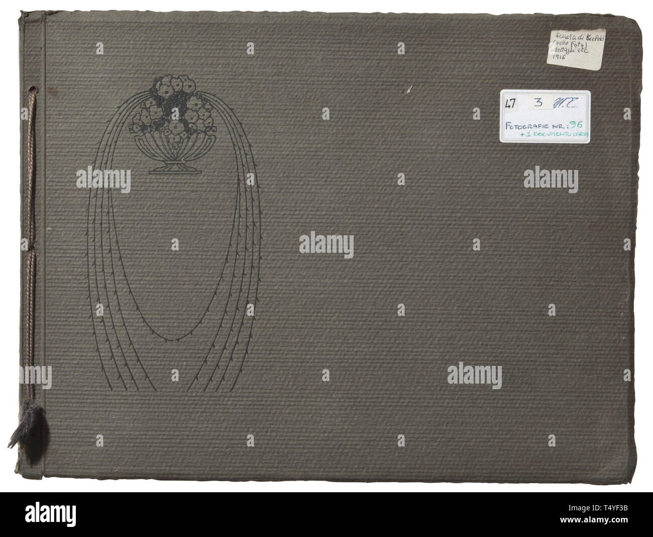 Ein Fotoalbum der militärischen Flug Schule Krefeld. Album mit ca. 96 hochwertige Bilder von fliegende Truppen. Doppeldecker von vielen Arten, Luftaufnahmen, Zeppelin, Porträts mit Dekorationen und Flug Helm, zum Teil mit Bezeichnungen. Auch einen Eingeklebten Personalausweis von der Flugschule in Krefeld. Gute technische und Flug Fotos, einige mit Widmungen. historischen, geschichtlichen, Truppe, Truppen, Bundeswehr, Militär, Militaria, Militär, Flügel, Gruppe, Luftwaffe, Luftstreitkräfte, 20. Jahrhundert, Additional-Rights - Clearance-Info - Not-Available Stockfoto