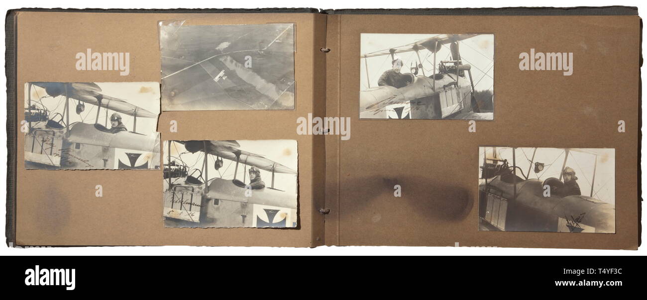 Ein Fotoalbum der militärischen Flug Schule Krefeld. Album mit ca. 96 hochwertige Bilder von fliegende Truppen. Doppeldecker von vielen Arten, Luftaufnahmen, Zeppelin, Porträts mit Dekorationen und Flug Helm, zum Teil mit Bezeichnungen. Auch einen Eingeklebten Personalausweis von der Flugschule in Krefeld. Gute technische und Flug Fotos, einige mit Widmungen. historischen, geschichtlichen, Truppe, Truppen, Bundeswehr, Militär, Militaria, Militär, Flügel, Gruppe, Luftwaffe, Luftstreitkräfte, 20. Jahrhundert, Additional-Rights - Clearance-Info - Not-Available Stockfoto