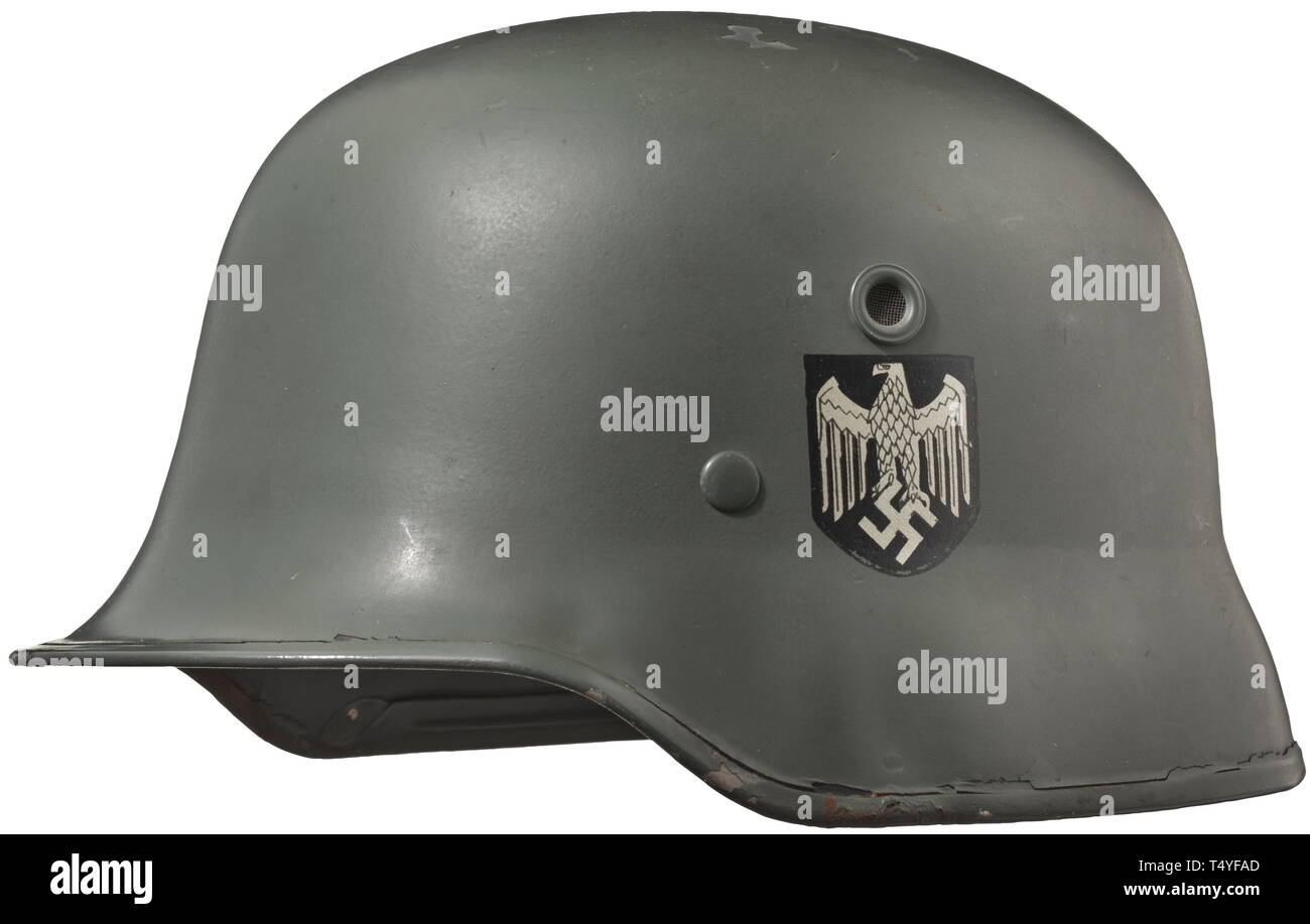 Eine Parade Helm M36 für Offiziere in der Armee. Apple - grün lackiert Schädel aus Vulkanfiber mit Metall Kanten, Luftdüsen, beide Aufkleber mehr als 99% erhalten. Hellbraun leder Schweiß band mit dem Aufdruck Maker's Mark "EREL - Fiber-Helm" auf beiden Seiten, Größe Stanz'57', komplett mit einem Apple-grün farbigen Kinnriemen. Ein deluxe Frage durch den Teekocher EREL ab ca. 1938 in fast ungebrauchtem Zustand, mit hellen, storage Mark. historischen, geschichtlichen, Armee, Streitkräfte, Bundeswehr, Militär, Militaria, 20. Jahrhundert, Editorial-Use - Nur Stockfoto