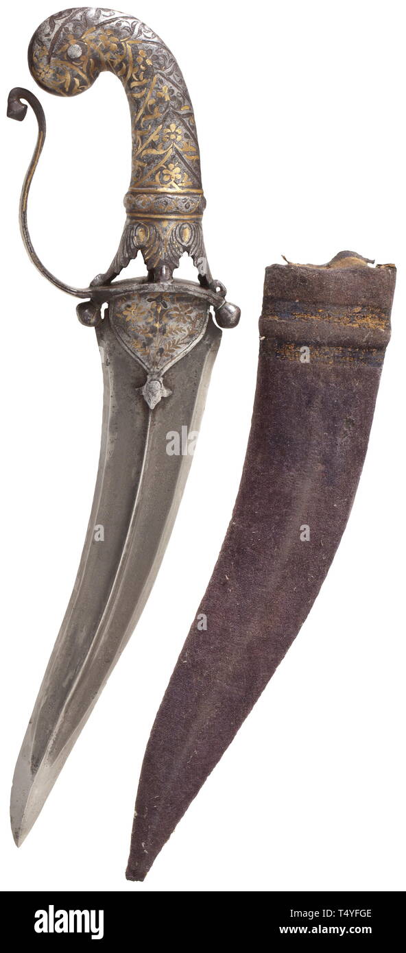 Eine Indische khanjar, 18. Leicht gebogene wootz Damaskus Klinge aus verschiedenen Diamant Abschnitt mit verstärkter Punkt. Genieteten ferrule auf beiden Seiten mit floralen Messing inlays eingerichtet. Bügeleisen Achsschenkel-bow Griff mit durchbrochenem Base und üppigen floralen Messing Inlays (teilweise fehlt). Samtbezogenen Holz- scheide. Länge 37 cm. historischen, historische, 18. Jahrhundert, Additional-Rights - Clearance-Info - Not-Available Stockfoto