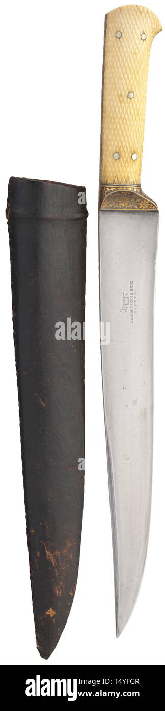 Ein Gold - Intarsien kard, Indische/Englisch, 19. Leicht gebogene single-Klinge mit der Inschrift "JAMES DIXON & Söhne SHEFFIELD' auf der Rückseite. Bügeleisen Ferrule und Grip Frame mit Gold Inlays aus Blättern der Blumen dekoriert. Genieteten Elfenbein Griff Waagen von Blatt Silber und mit ausgiebigem rautenförmigen Schnitzereien gesichert. Leder - Holz Scheide. Gutes Handwerk und Zustand. Länge 38 cm. historischen, historische, 19. Jahrhundert, Additional-Rights - Clearance-Info - Not-Available Stockfoto
