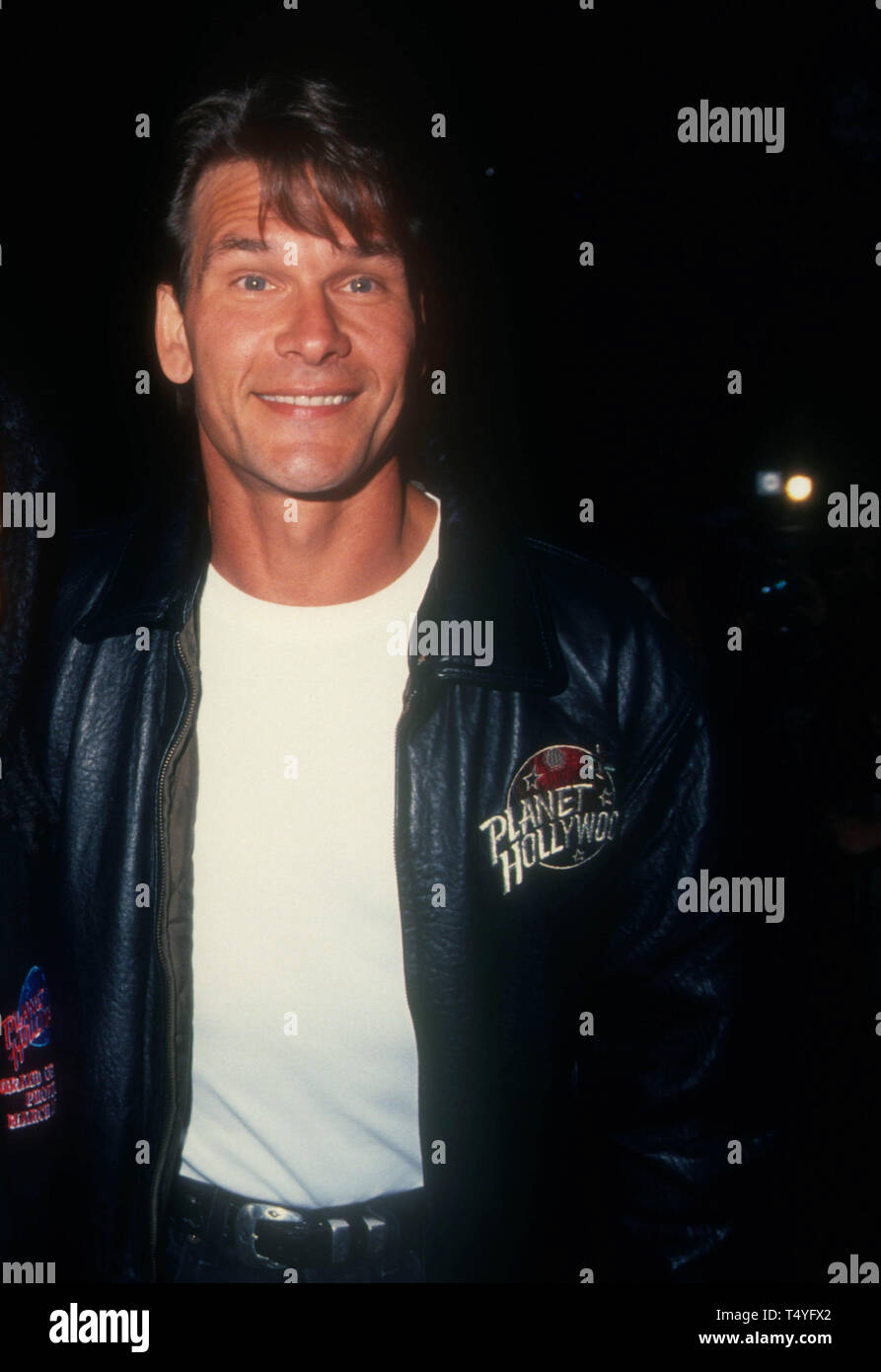 Phoenix, Arizona, USA 27 März 1994 Schauspieler Patrick Swayze nimmt an der Eröffnung des Planet Hollywood Phoenix am 27. März in Phoenix, Arizona, USA 1994. Foto von Barry King/Alamy Stock Foto Stockfoto