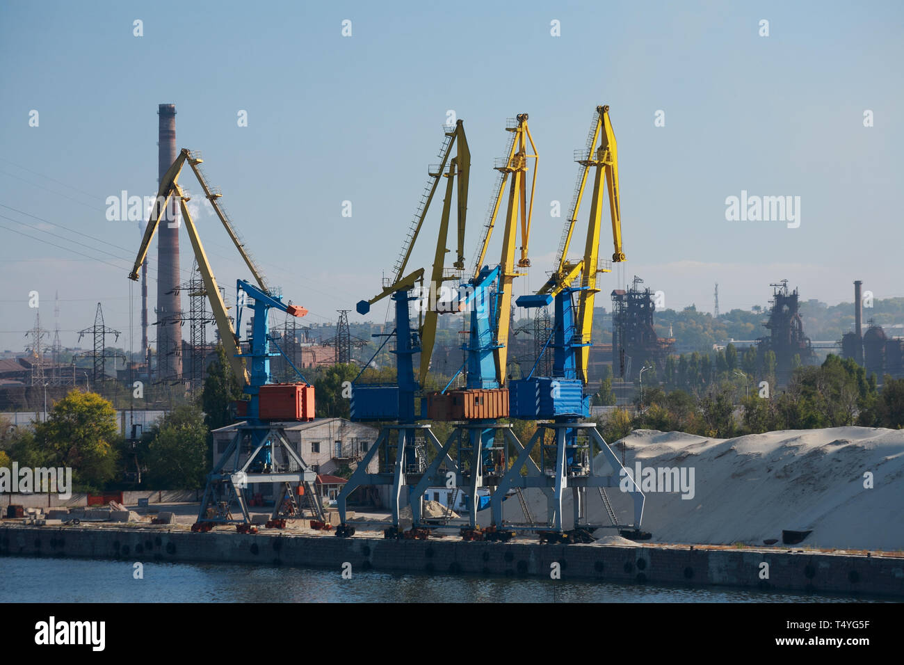 Cargo port, Cargo Cranes im industriellen Bereich Stockfoto