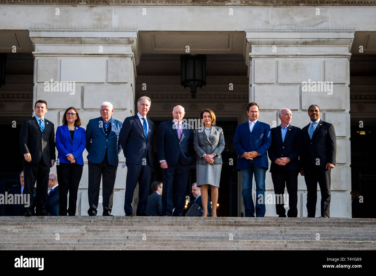 Nancy Pelosi (vierter von rechts), Sprecher der Vereinigten Staaten von Repräsentantenhaus stehend mit Richard Neal (vierter von links) Stuhl zum Haus Mittel und Wege Ausschuss und die Mitglieder der amerikanischen Delegation auf der Stufe der Gebäude des Parlaments in Nordirland nach von Robin Newton (Mitte), Sprecher der Nordirischen Versammlung begrüßt wird. Stockfoto