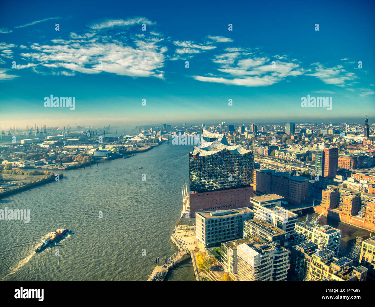 Luftaufnahme des Hamburger Elbphilharmonie im Sommer unter hellen Himmel Stockfoto