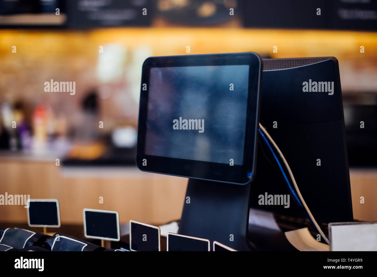 POS-abrechnung Maschine für die Zahlung mit leerer Bildschirm im Coffee Shop Stockfoto