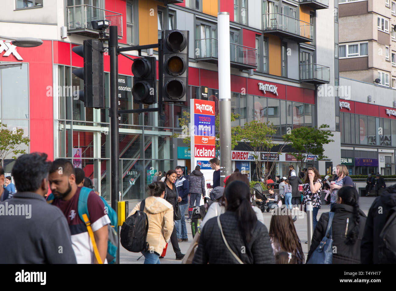 Modernes Einkaufen und Gehäuse Entwicklung, Wembley High Road, neben dem Wembley Central Station Stockfoto