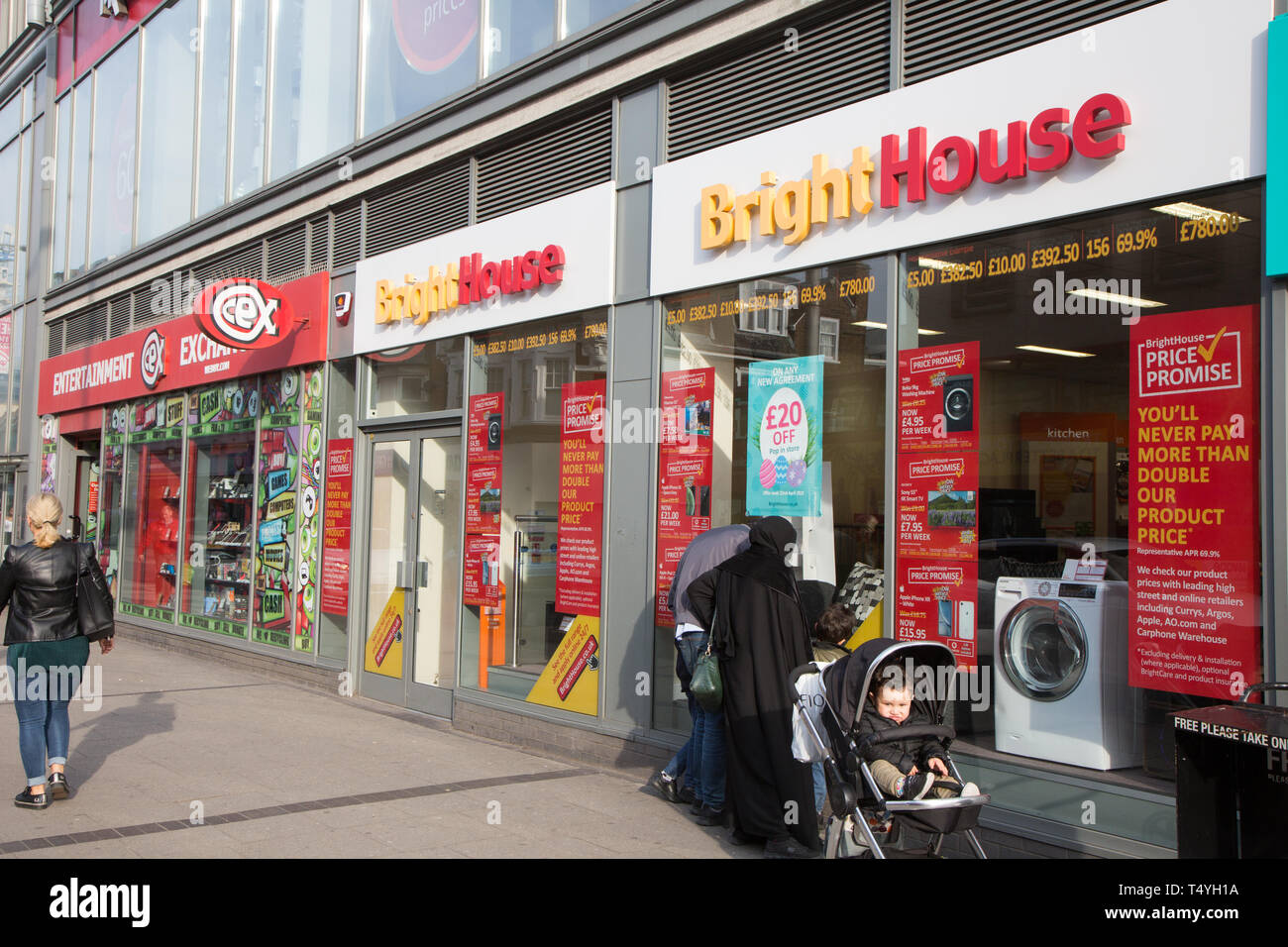 Fußgänger entlang der Geschäfte auf der High Road, Wembley Stockfoto