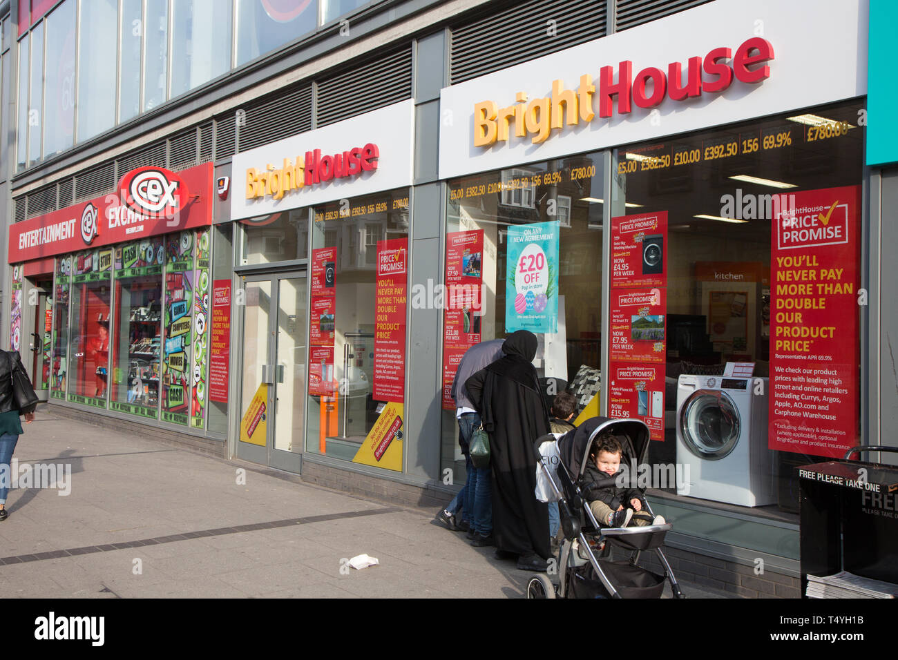 Fußgänger entlang der Geschäfte auf der High Road, Wembley Stockfoto