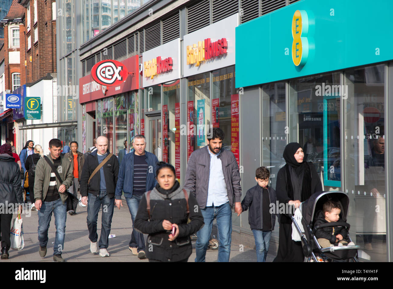 Fußgänger entlang der Geschäfte auf der High Road, Wembley Stockfoto