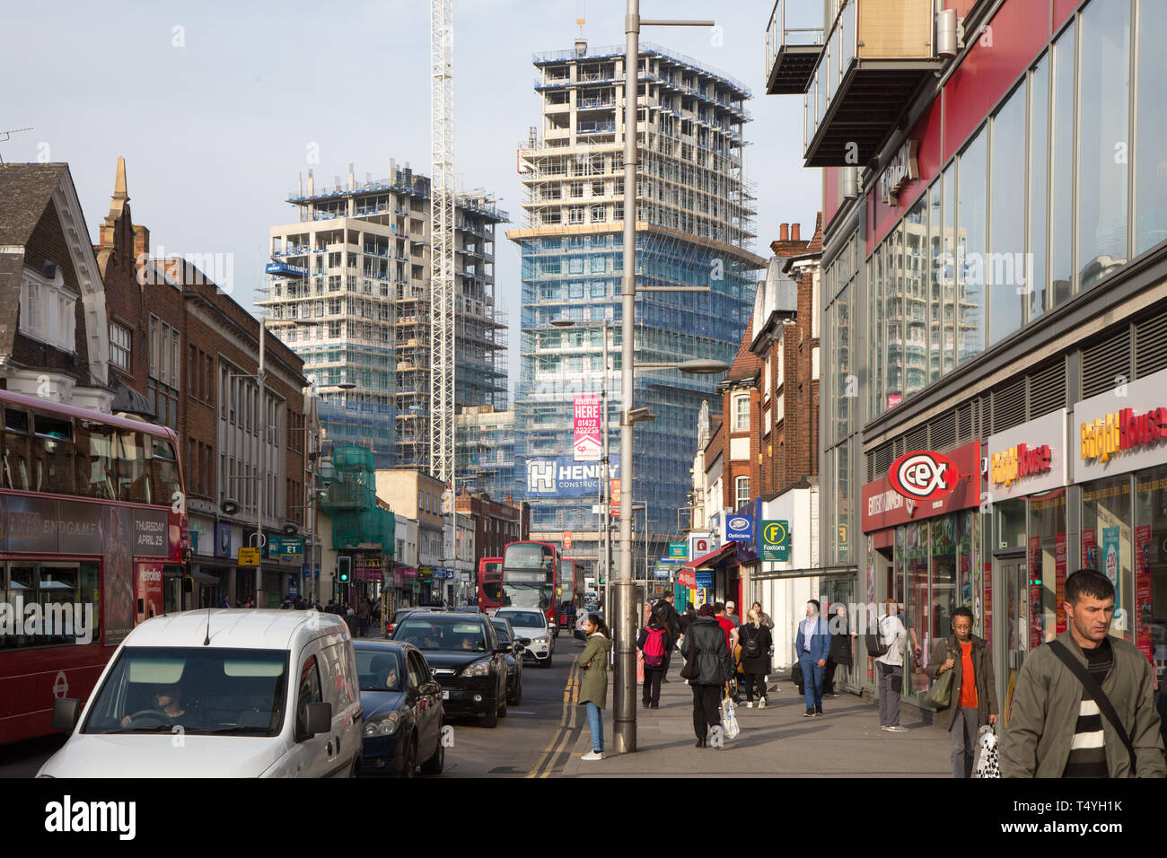 High Road, Wembley. Geschäfte im Vordergrund und den Bau von Wohnungen in den Hintergrund. Die Straße ist auch namens Harrow Road Stockfoto