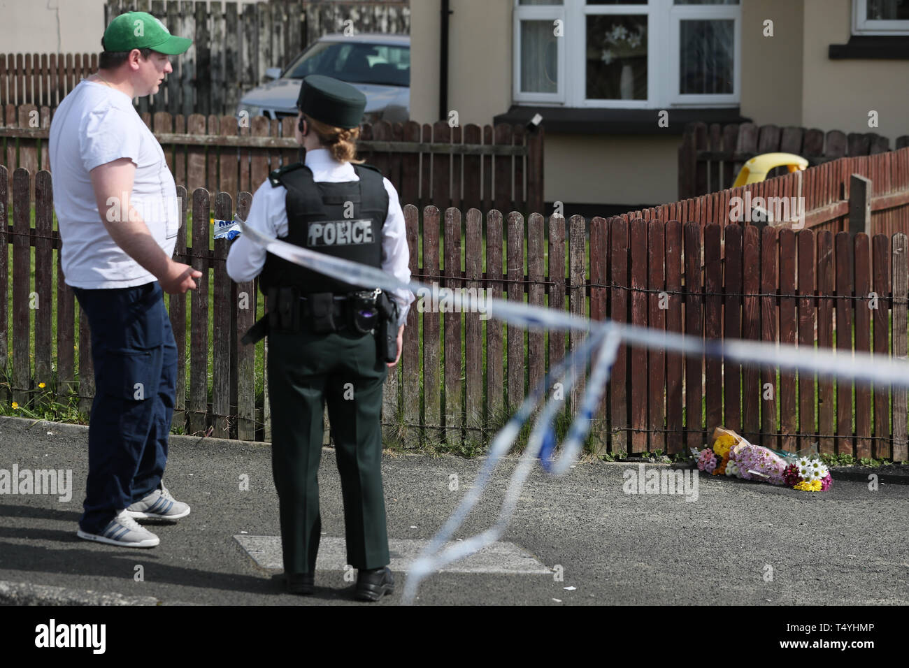 Ein Polizist am Tatort in Londonderry, Nordirland, wo 29-jährige Journalistin Lyra McKee erschossen wurde und sie werden getötet, wenn Kanonen abgefeuert wurden und Benzinbomben wurden in, was Polizei geworfen werden, die Behandlung als "Terroranschlag". Stockfoto