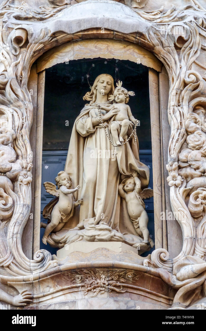 Spanien Nationales Keramikmuseum Valencia, Detail der Fassade der Jungfrau Maria, Palast Valencia Spanien Marqués de dos Aguas, Statue der Jungfrau Maria Stockfoto