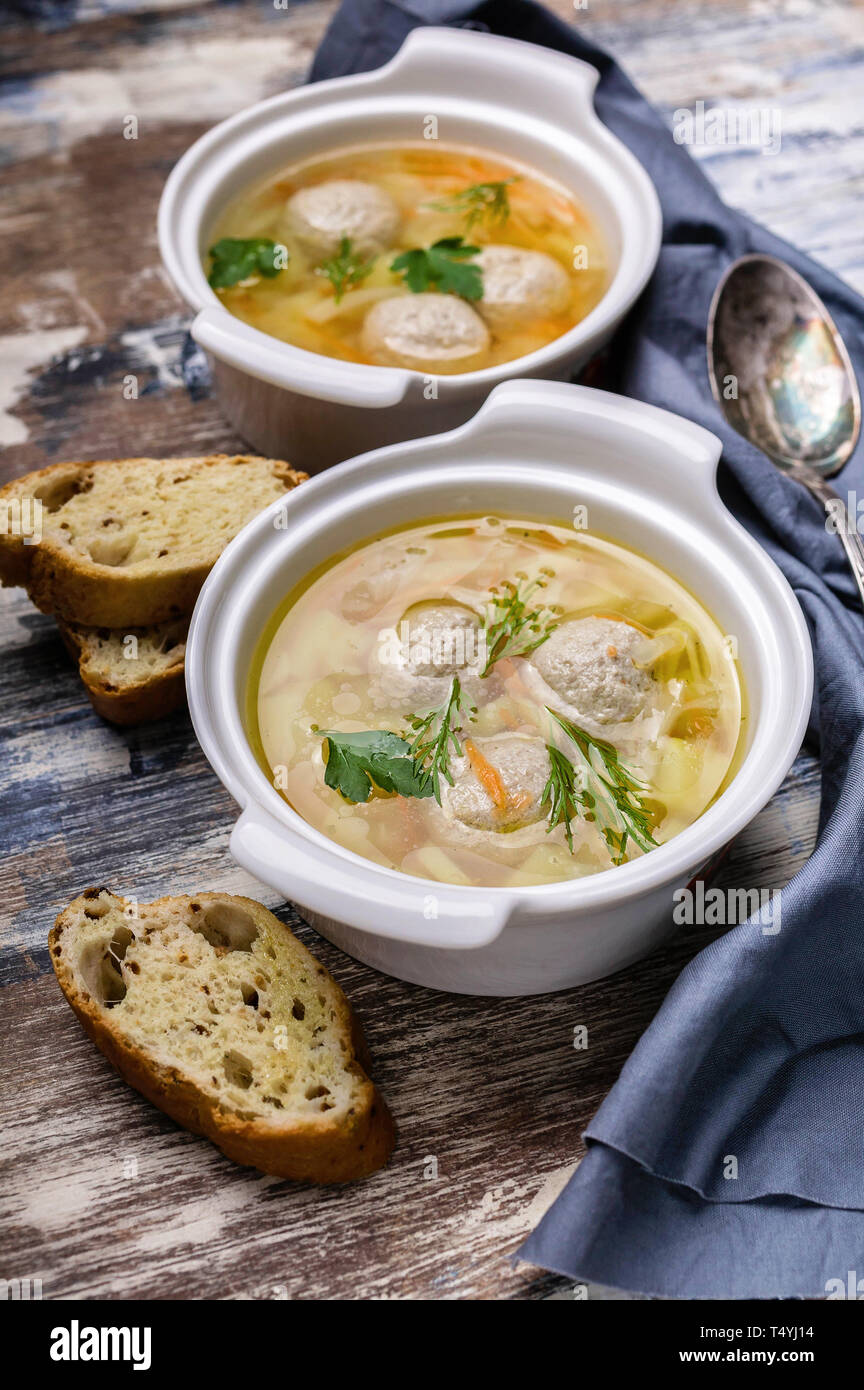 Vertikaler Gemüsesuppe mit Fleischbällchen. Kohl, Kartoffeln, Karotten und Frikadellen. Stockfoto