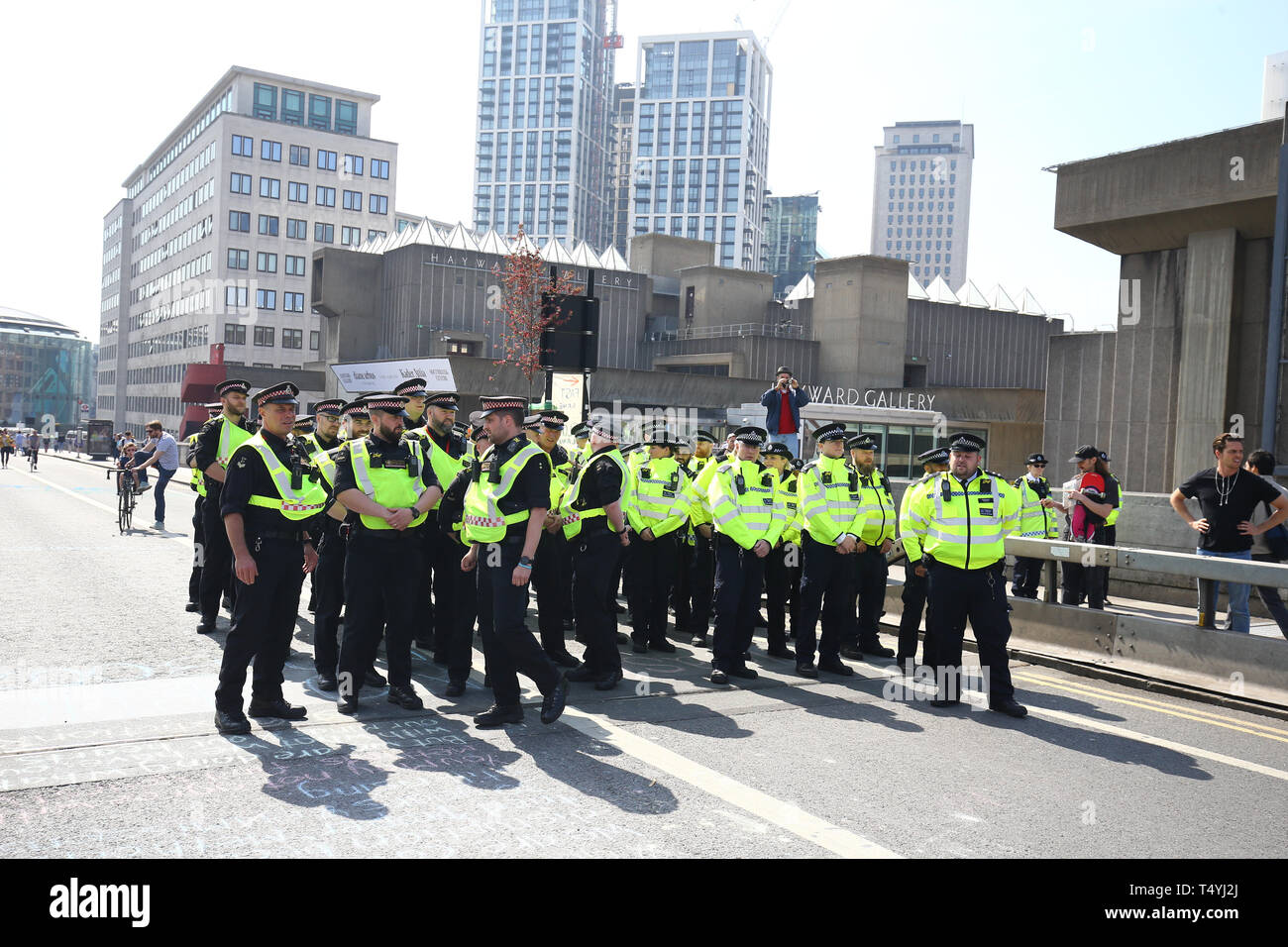 Polizisten kommen an der Waterloo Bridge, London, Aussterben Rebellion Demonstranten weiter zu protestieren. Stockfoto