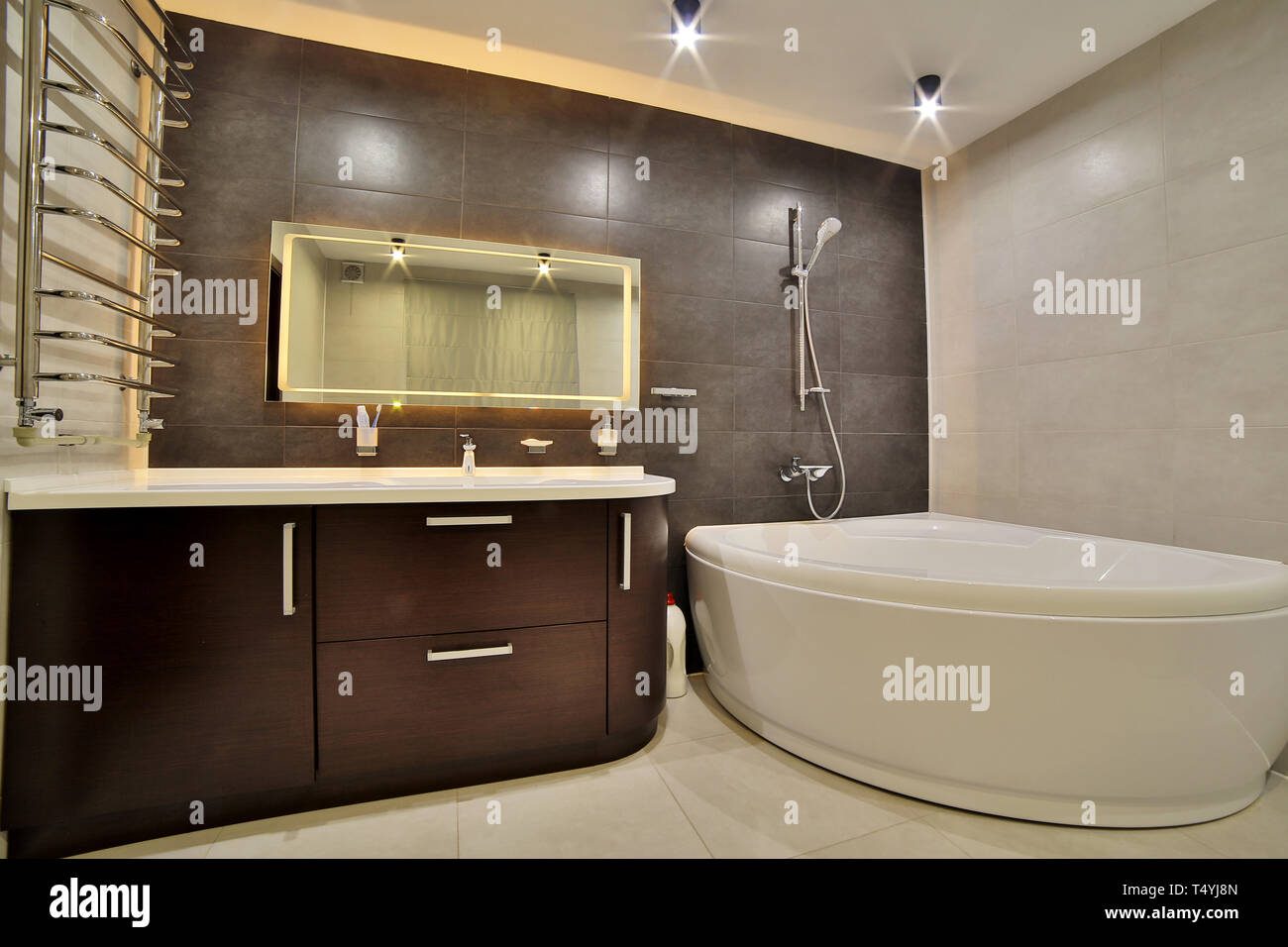 Luxuriöses Badezimmer im französischen Stil in Bad das Haus Stockfotografie  - Alamy