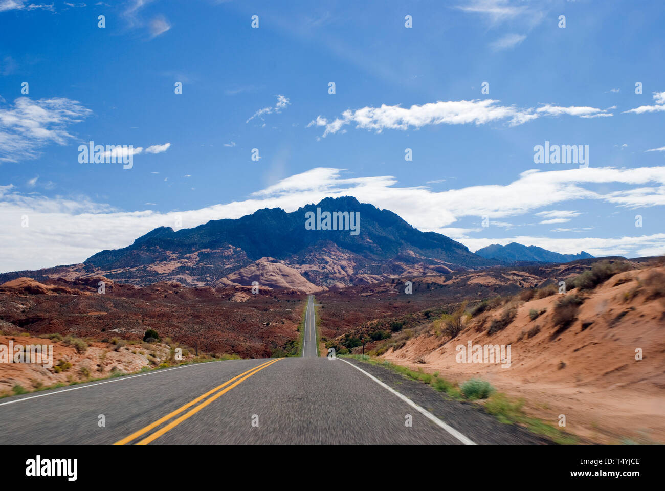 Southern Utah von der Straße aus roten Felsen und Berge in der Wüste. Stockfoto