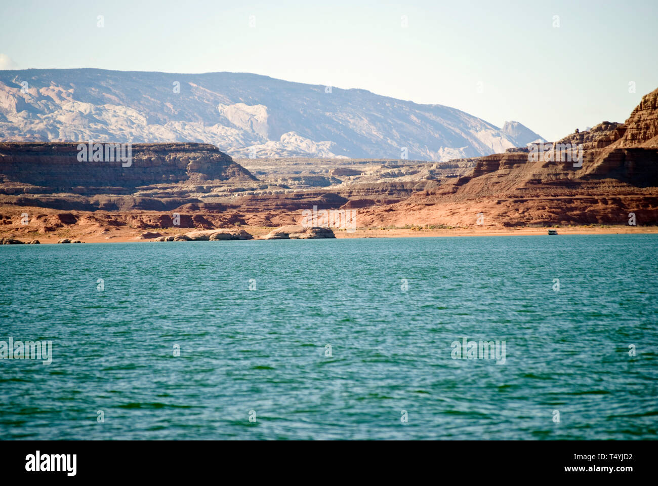 See Landschaft mit Sandstein Felsformationen auf dem Hintergrund. Stockfoto