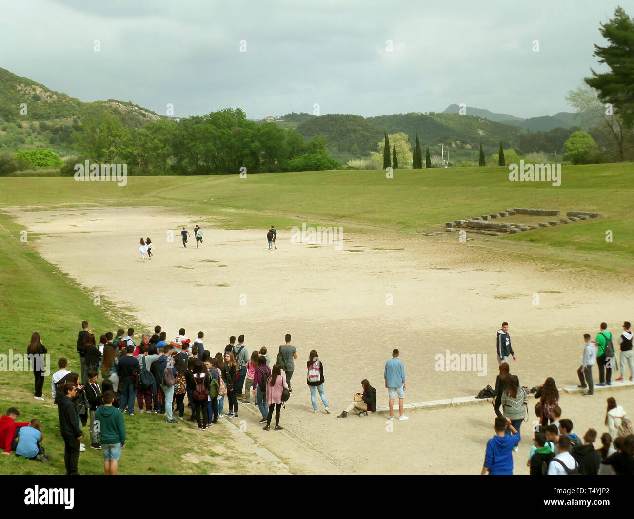 Große Gruppe von Studenten besuchen das alte Stadion von Olympia, UNESCO-Weltkulturerbe in Griechenland Stockfoto