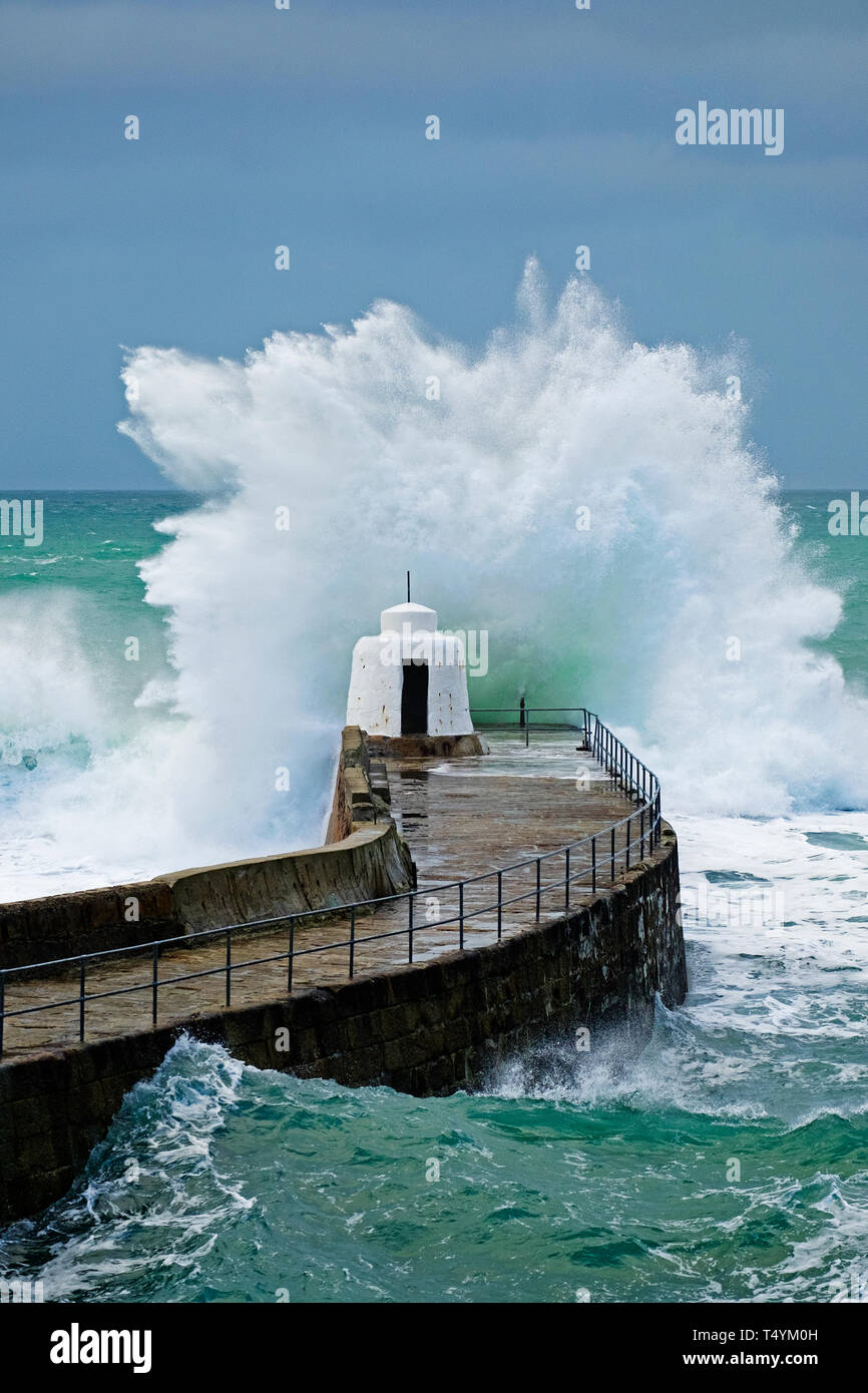 Riesige Wellen des Atlantiks von Sturm barny Crash gegen die Wellenbrecher an porteath in Cornwall, England, Großbritannien. Stockfoto
